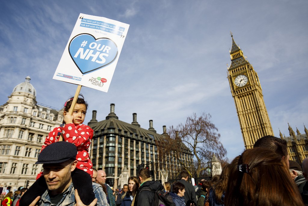 英國NHS健保制度頗受好評，月初因為預算遭刪減引發民眾赴國會抗議。