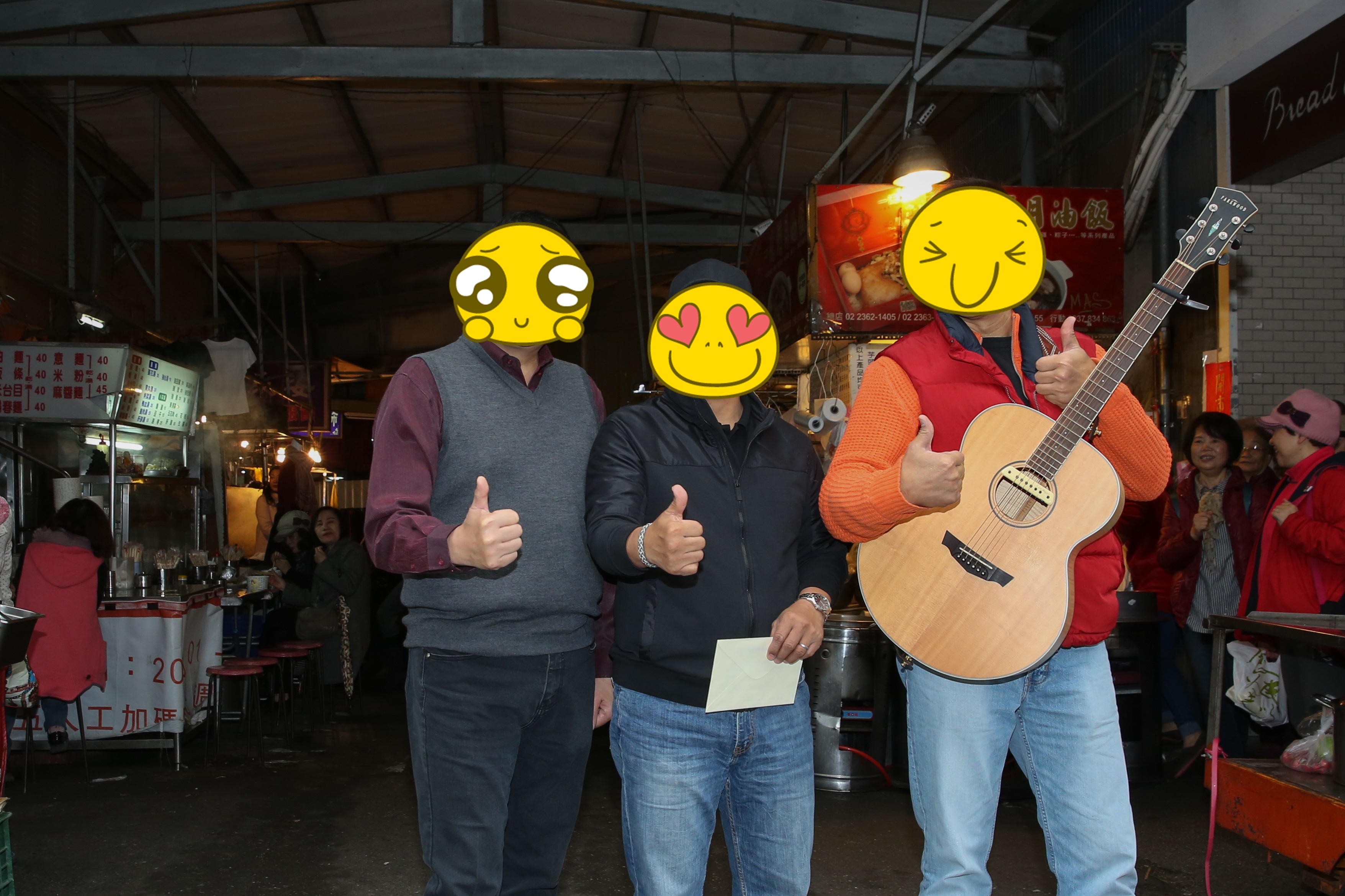 李明德（左起）、施孝榮、王瑞瑜、為了民歌演唱會造勢，現身傳統市場送票兼獻唱。