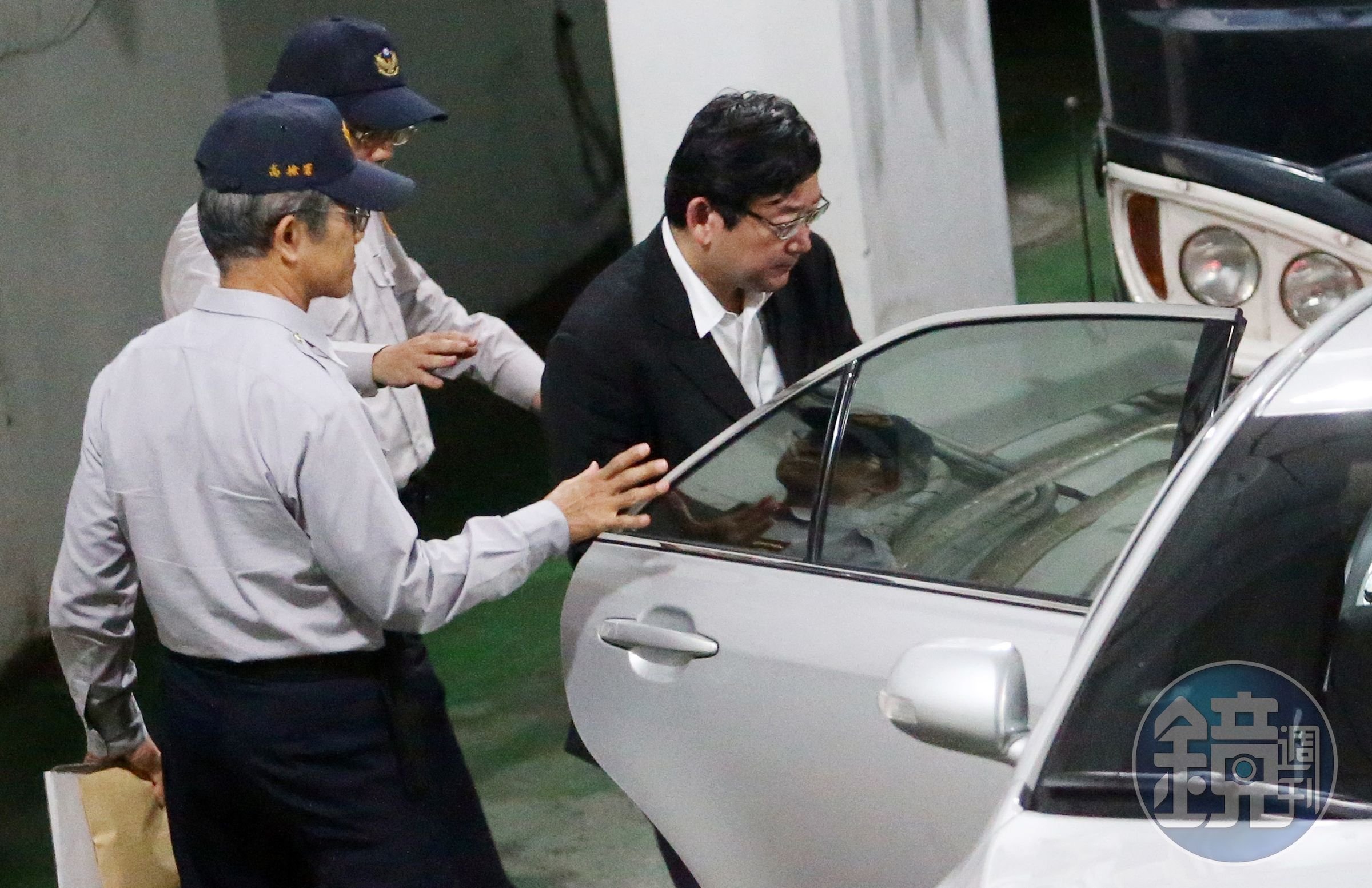 涉嫌掏空百億元的前幸福人壽董事長鄧文聰，遭高院撤銷交保裁定，暫時無法獲釋。