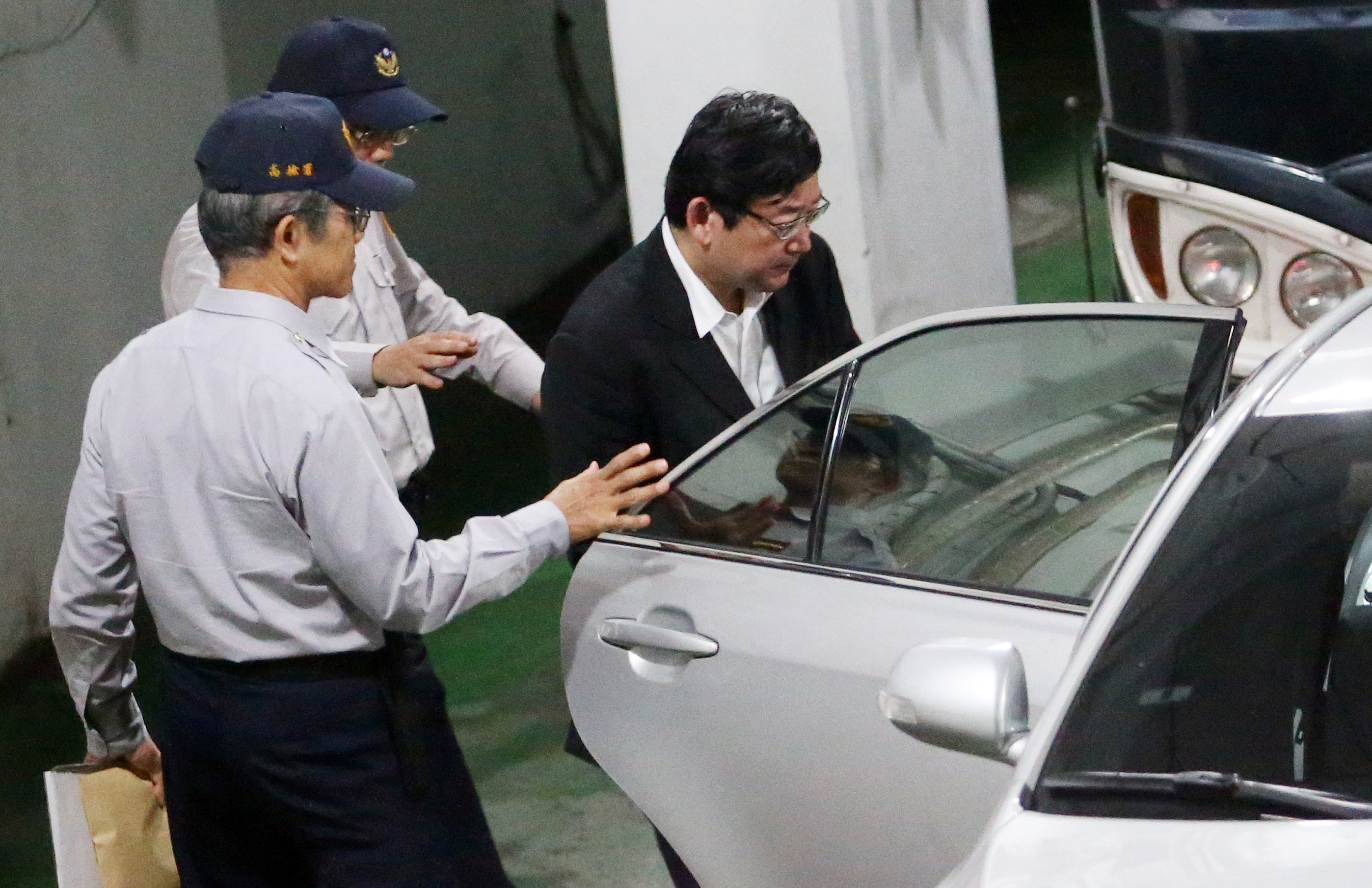 涉嫌掏空百億元的前幸福人壽董事長鄧文聰，遭高院撤銷交保裁定，暫時無法獲釋。