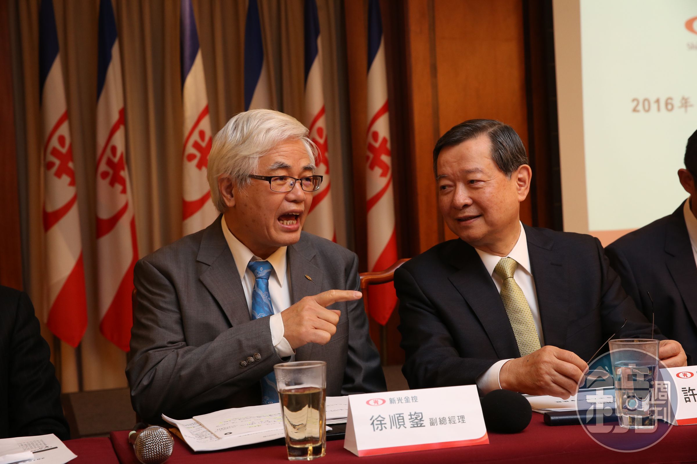 新壽財務長徐順鋆（左）說，房屋稅、地價稅將衝擊不動產商辦的租金收益，影響層面達20％～30％。
