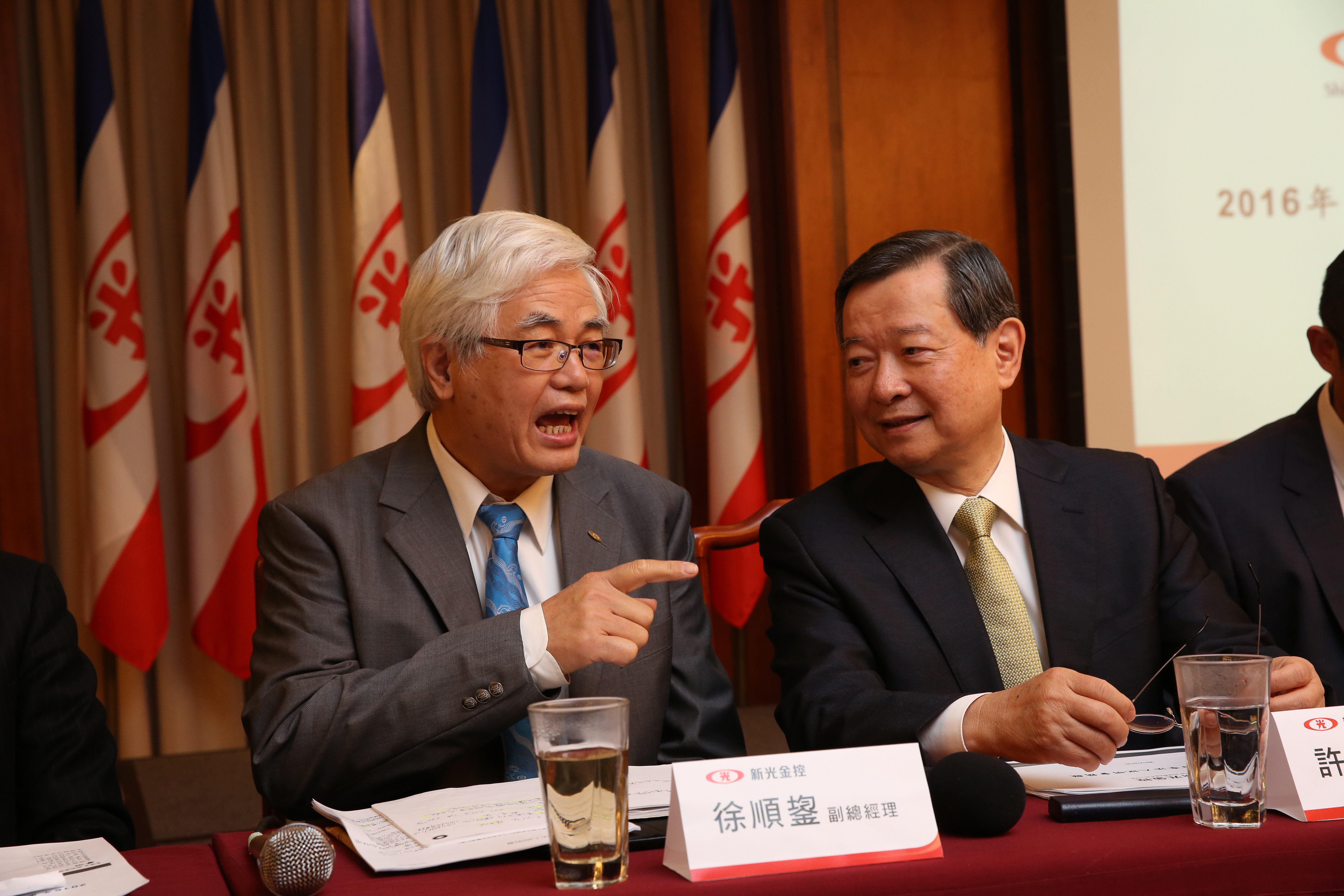 新壽財務長徐順鋆（左）說，房屋稅、地價稅將衝擊不動產商辦的租金收益，影響層面達20％～30％。