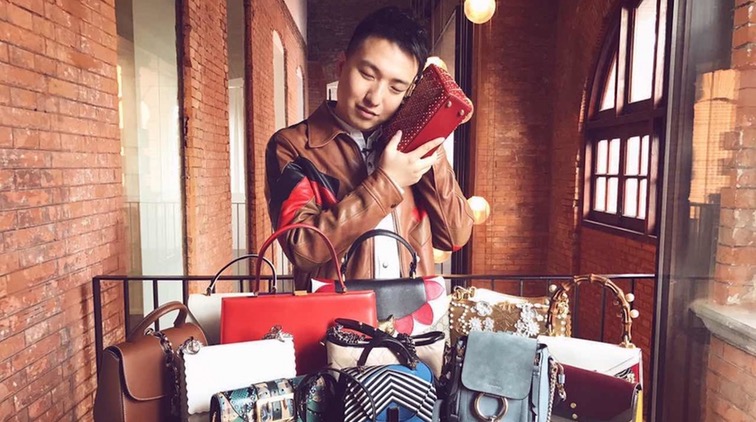 在微博上介紹包款的「包先生」梁韜，擁有廣大「包粉」，引來國際名牌爭相尋求合作。（翻攝網路）
