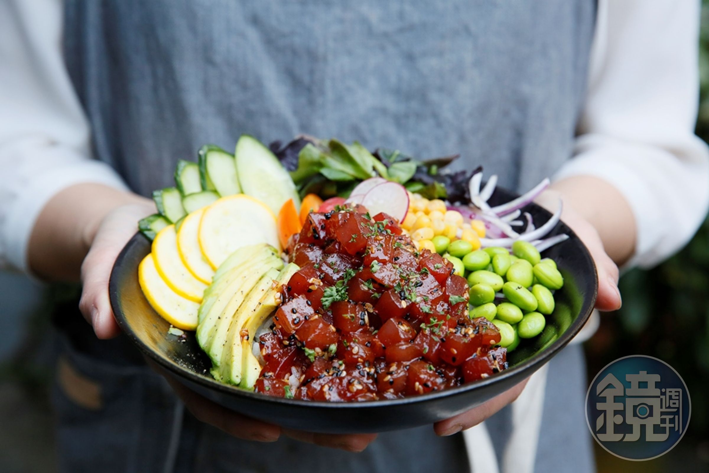 「Poke Bowl夏威夷鮪魚超級丼」用柴魚醬油、自製辣椒醬醃漬生鮪魚，既開胃，吃得也過癮。（時價，圖中480元／份，限量供應）