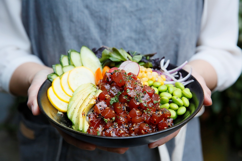 「Poke Bowl夏威夷鮪魚超級丼」用柴魚醬油、自製辣椒醬醃漬生鮪魚，既開胃，吃得也過癮。（時價，圖中480元／份，限量供應）