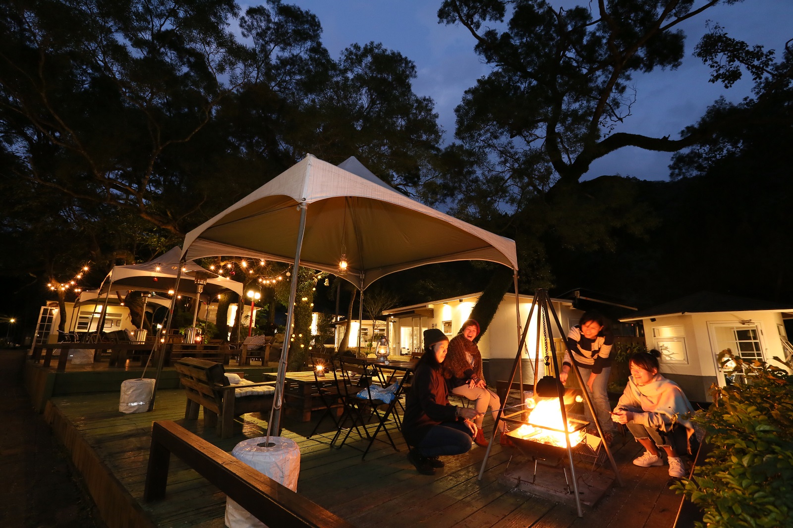 夜晚時分，「聽雨軒」戶外空間燃起營火，有種在森林裡野營的氛圍。