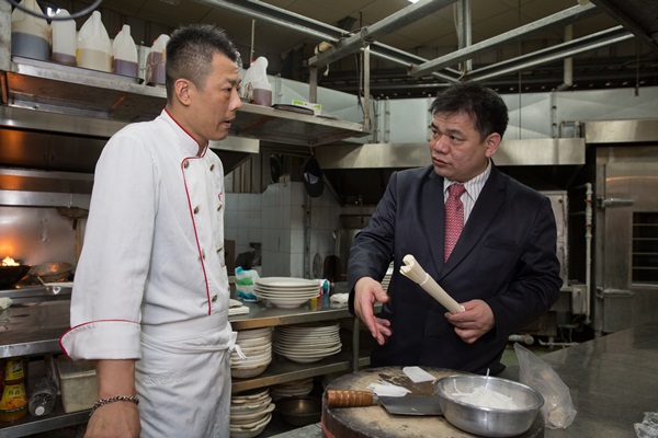 臻愛婚宴會館董事長林志成說，第一份工作教會他不當眾罵員工和菜色要固定sop兩件事。