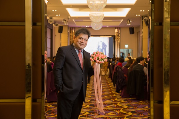 臻愛婚宴會館董事長林志成股齡逾30年，曾經買股獲利上千萬，也因誤信明牌而慘賠上千萬元。