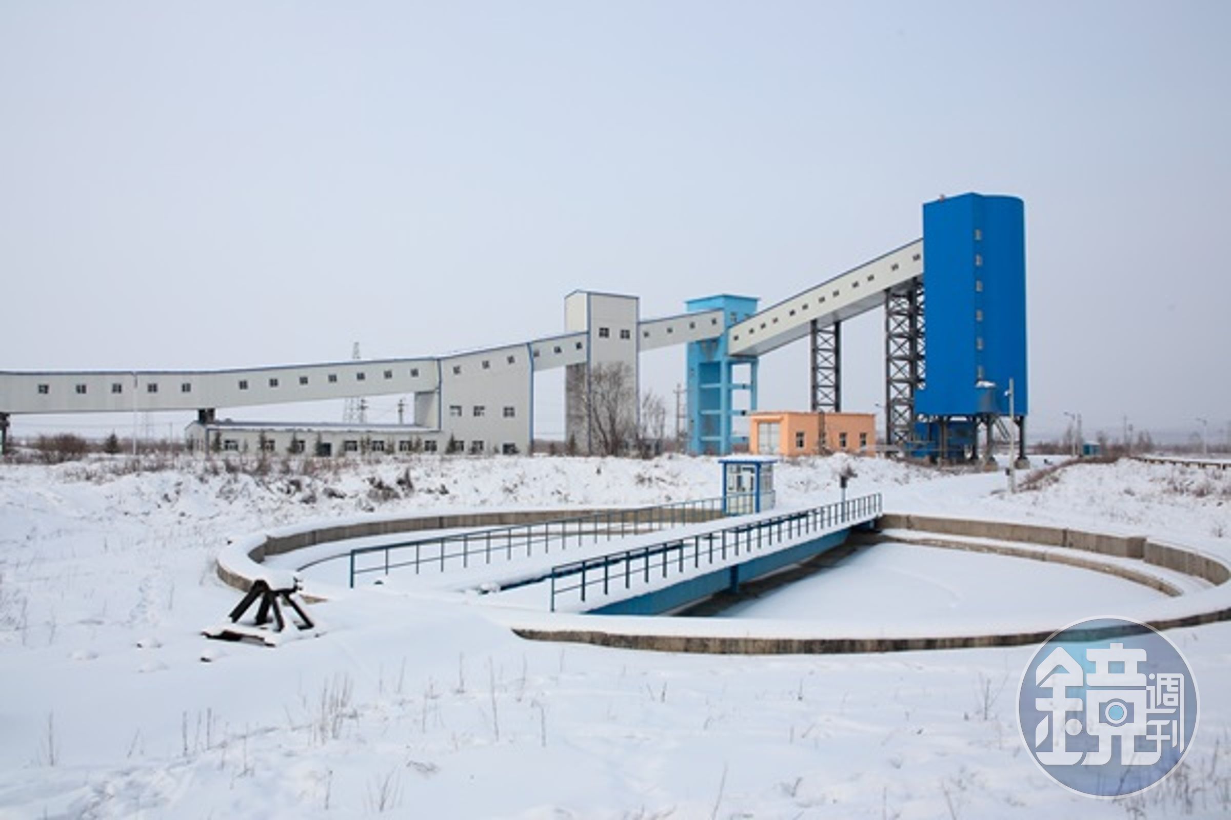 座落在無際雪原上的五九煤礦場。 