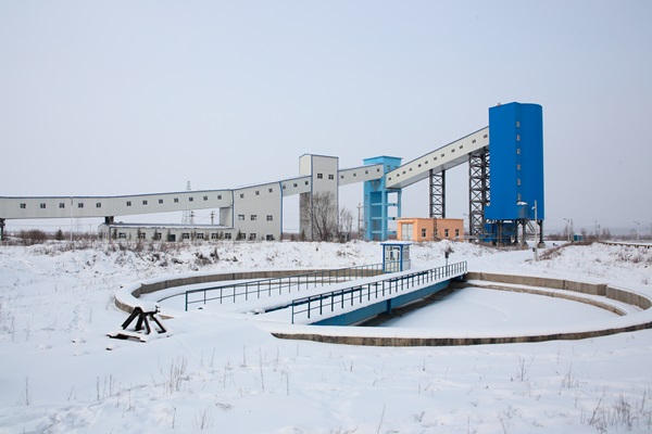 座落在無際雪原上的五九煤礦場。 