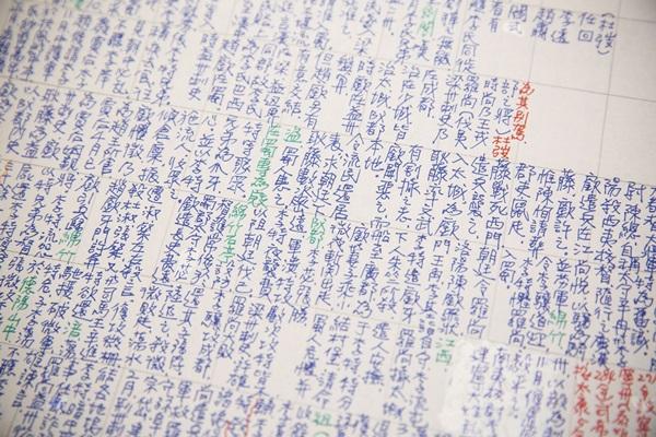 在獨居房裡,黑金城研讀史書,把《搜神記》重新歸納整理,表格化、繪製地圖。曾幫他辦畫展的高師大跨藝所所長黃建宏教授說:「他有自己吸收知識的方法,非常聰明。」