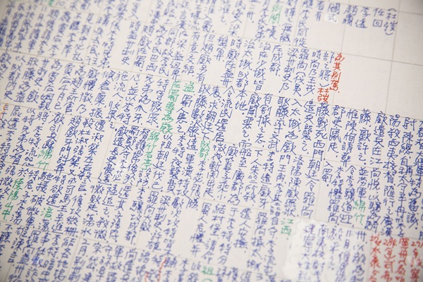 在獨居房裡，黑金城研讀史書，把《搜神記》重新歸納整理，表格化、繪製地圖。曾幫他辦畫展的高師大跨藝所所長黃建宏教授說：「他有自己吸收知識的方法，非常聰明。」