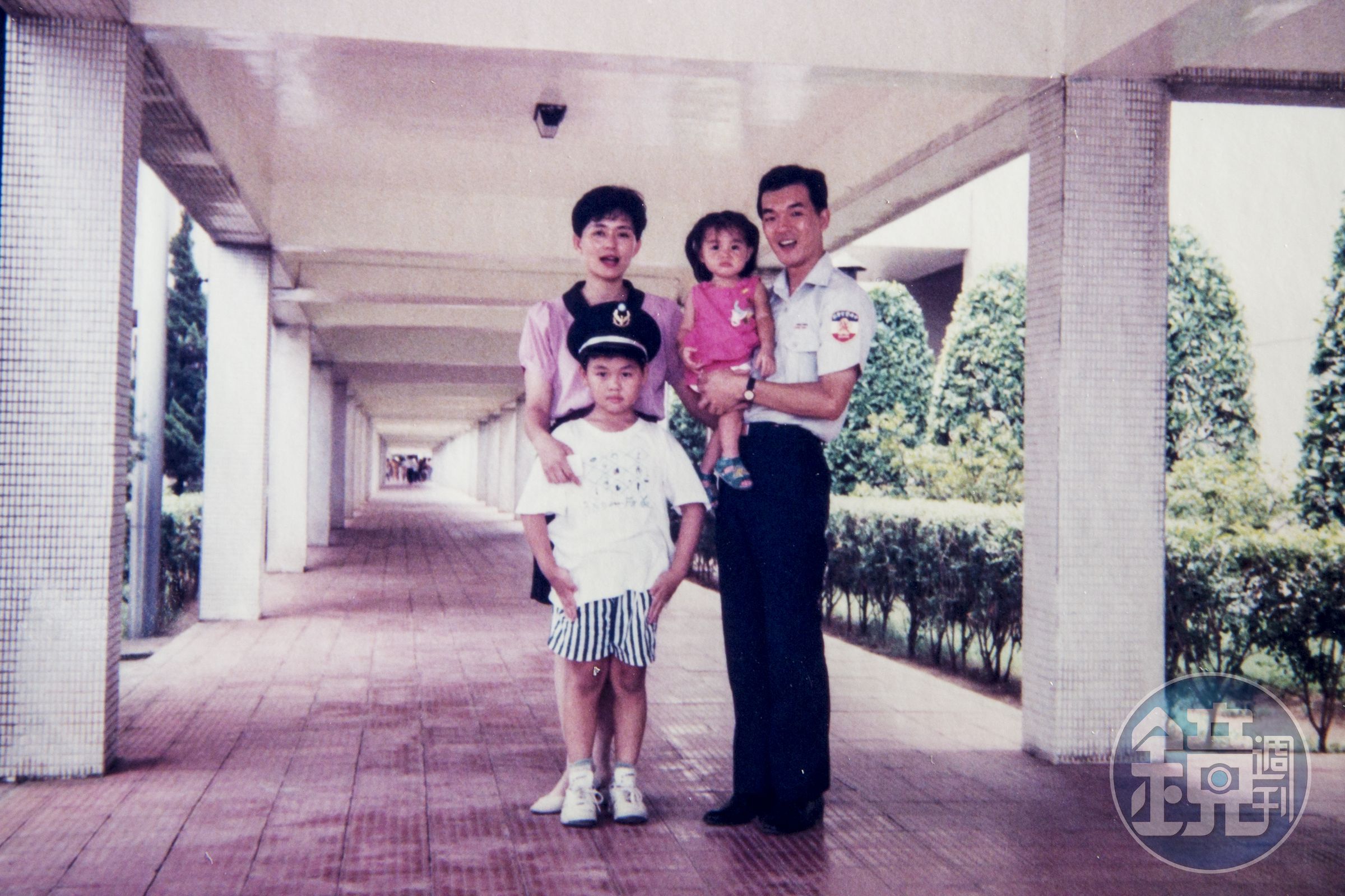 1995年父母在警大（時為中央警官學校）進修，賴東澤（前左）和妹妹出席畢業典禮。（賴東澤提供）