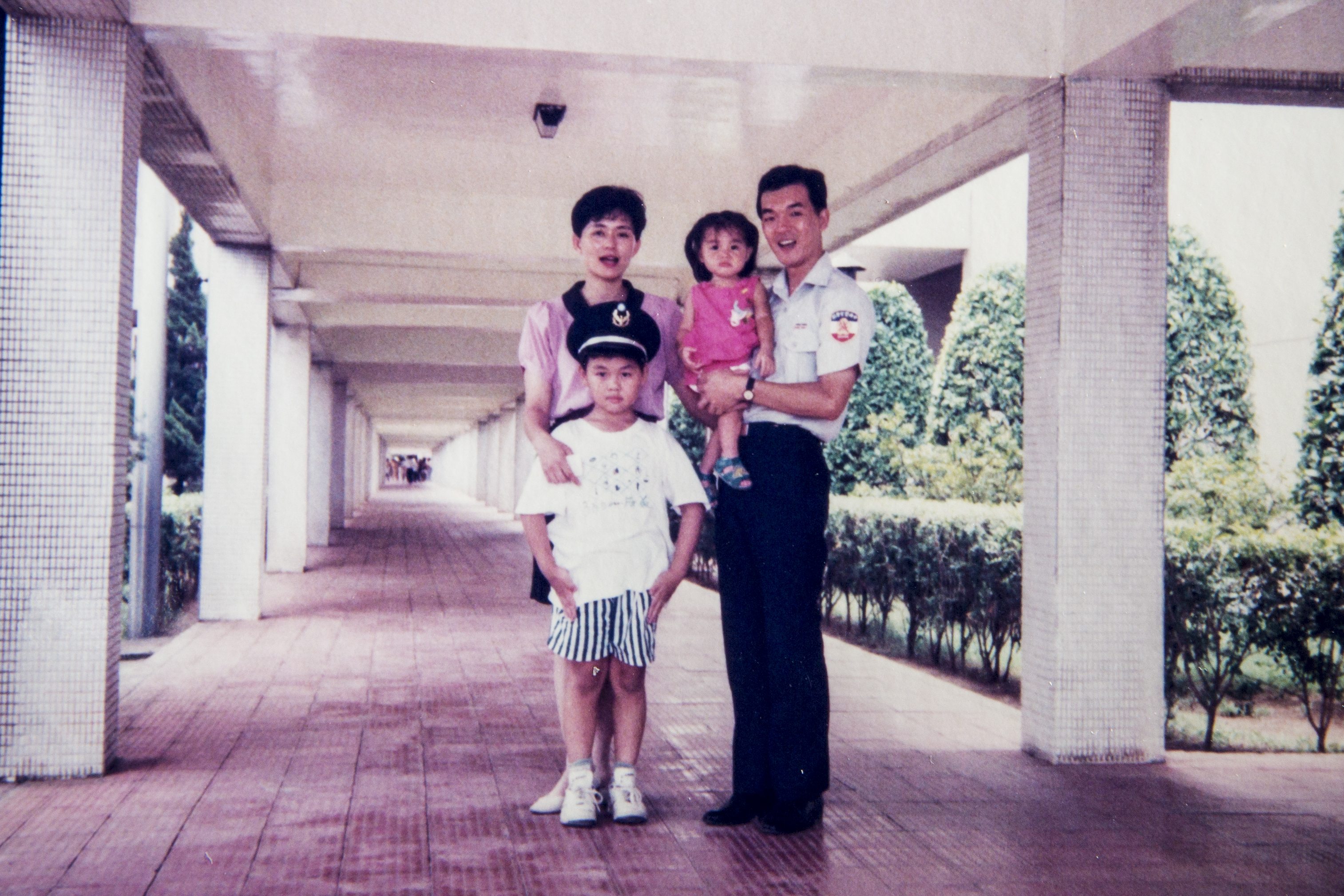 1995年父母在警大（時為中央警官學校）進修，賴東澤（前左）和妹妹出席畢業典禮。（賴東澤提供）