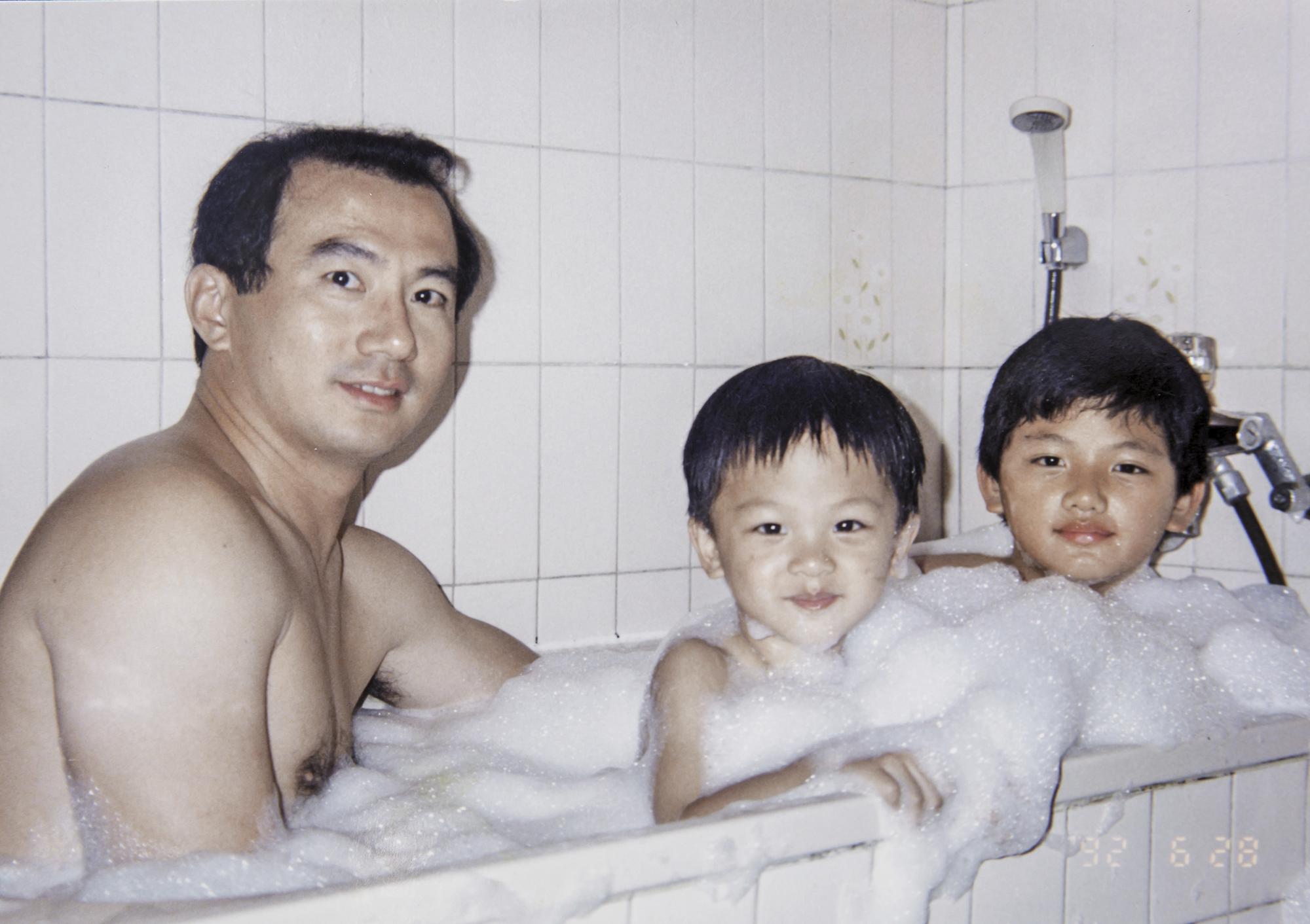 陳焜耀（左）長年在海外打拚，難得與次子陳彥誌（中）、長子陳彥誠（右）同享天倫樂。（陳彥誠提供）
