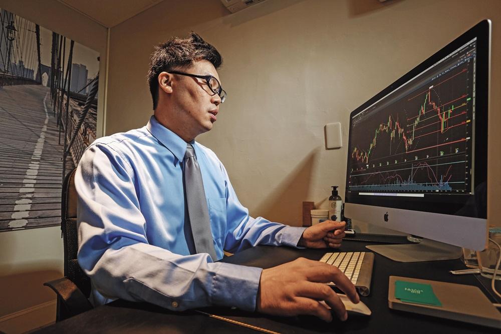 自18歲開始投資，謝宗翰對美股相當熟悉，但他認為投資賺錢，最重要的是紀律，而不是天天盯盤。