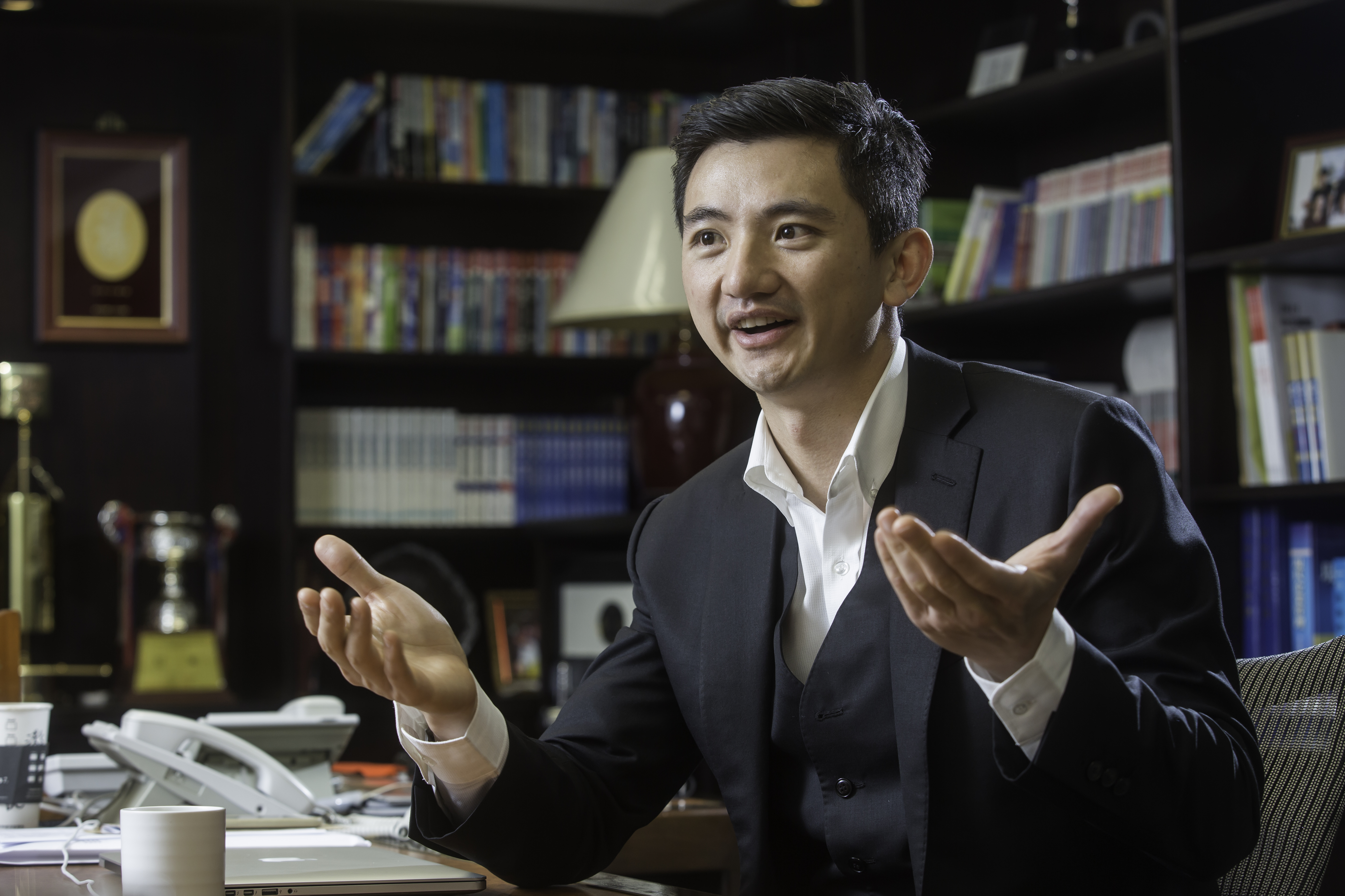 合隆毛廠第5代陳彥誠，去年推出自創品牌「合隆羽藏」，是全台唯一可依消費者需求製作的客製化寢具品牌。