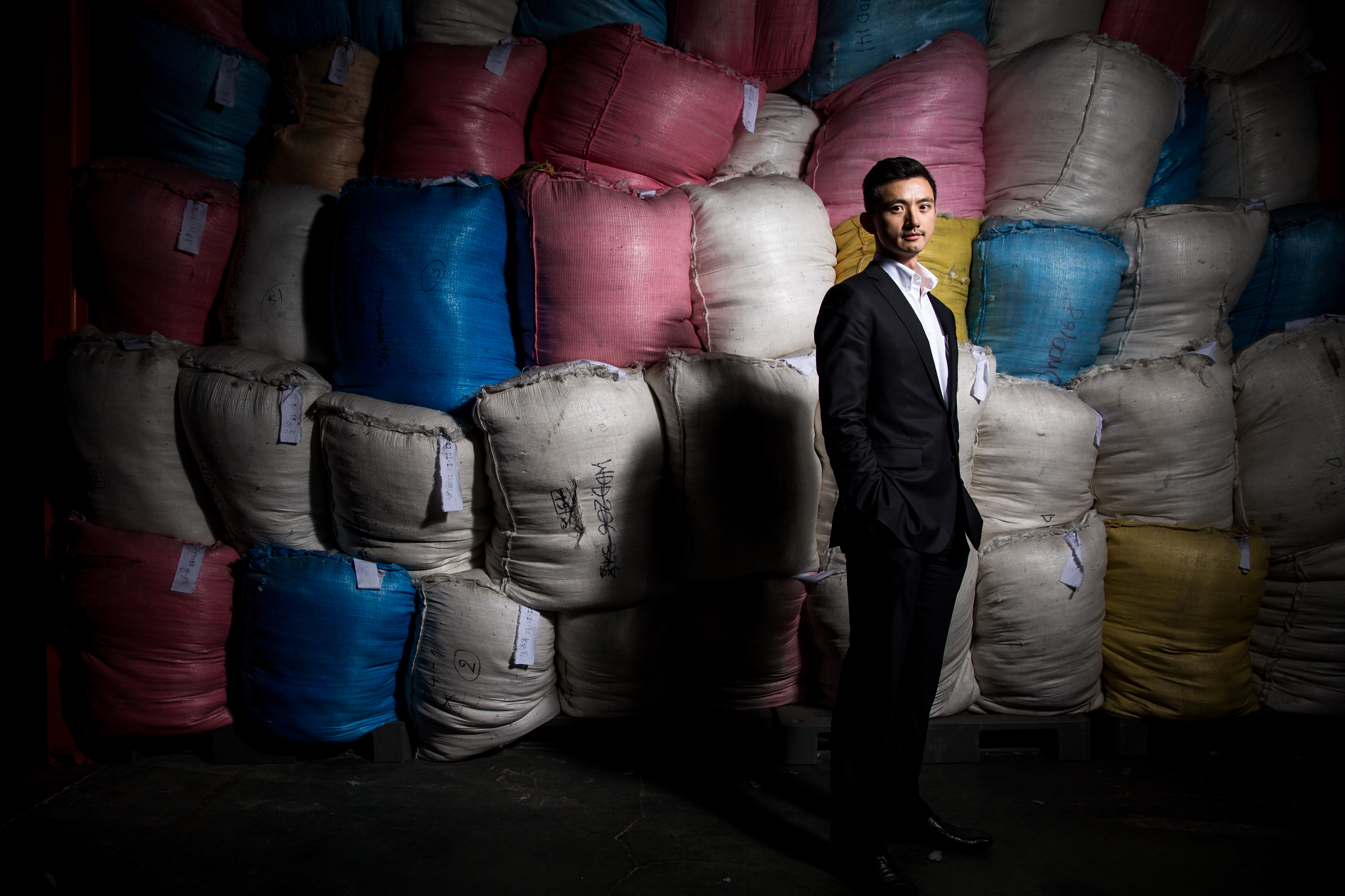 36歲的陳彥誠是創立百年的合隆毛廠第5代接班人，要用2年征服世界4大極地超級馬拉松的毅力，為家族跑出新路。（後為合隆毛廠裝袋準備出口的羽絨半成品）