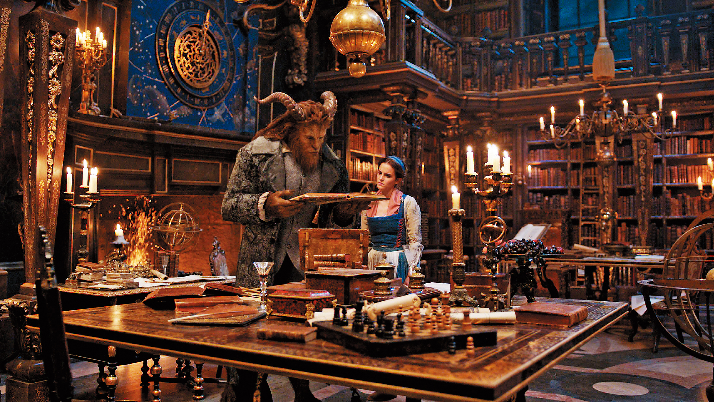 《美女與野獸》加添新元素填補動畫版的不足，艾瑪華生演繹聰明女生不作他人想，但有時的表演卻過於現代化。（迪士尼提供）