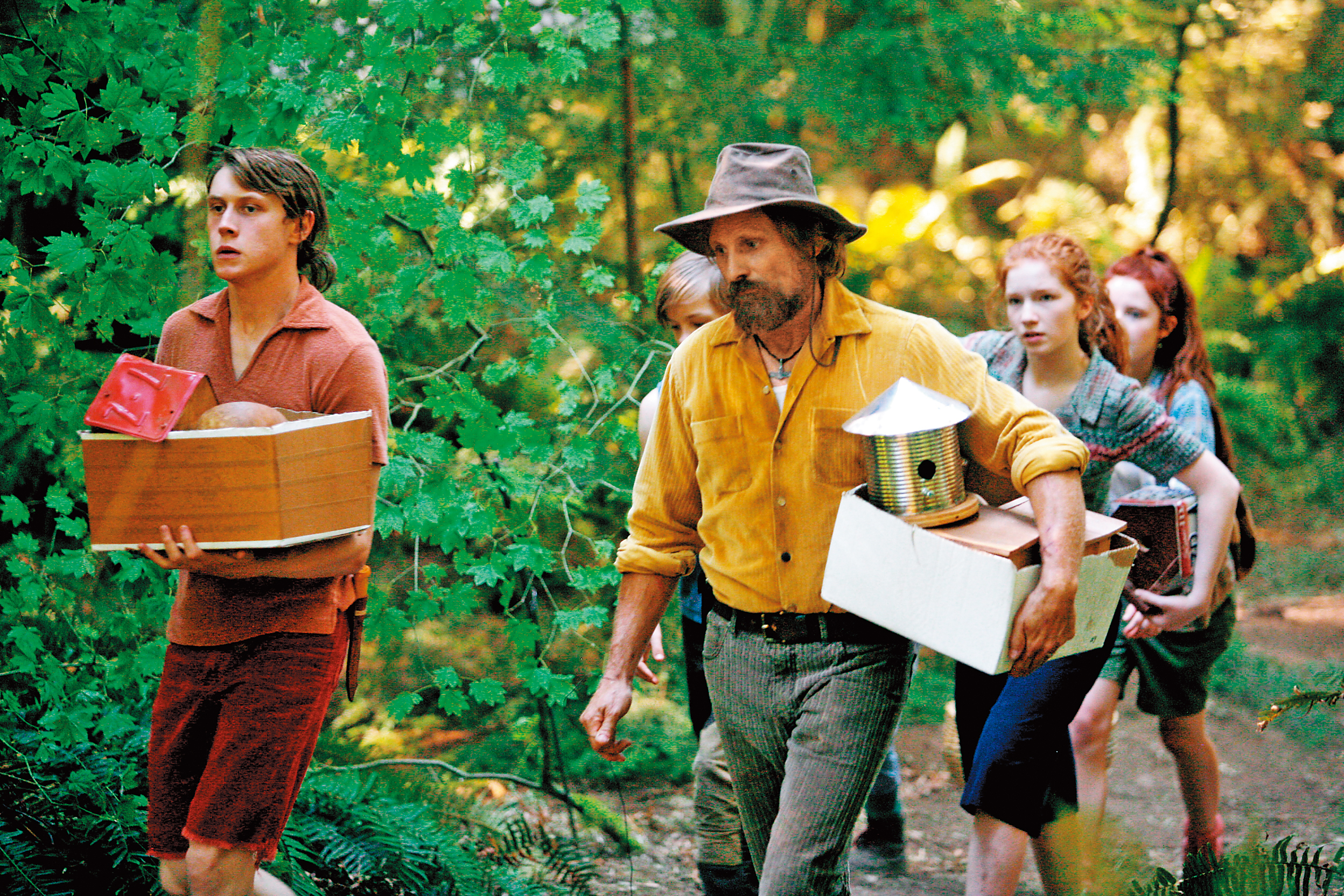 維果莫天森帶著子女在樹林生活，過著不問世事的原始日子，他成功演繹角色的複雜度，為他贏得奧斯卡影帝提名。 （網路圖片）