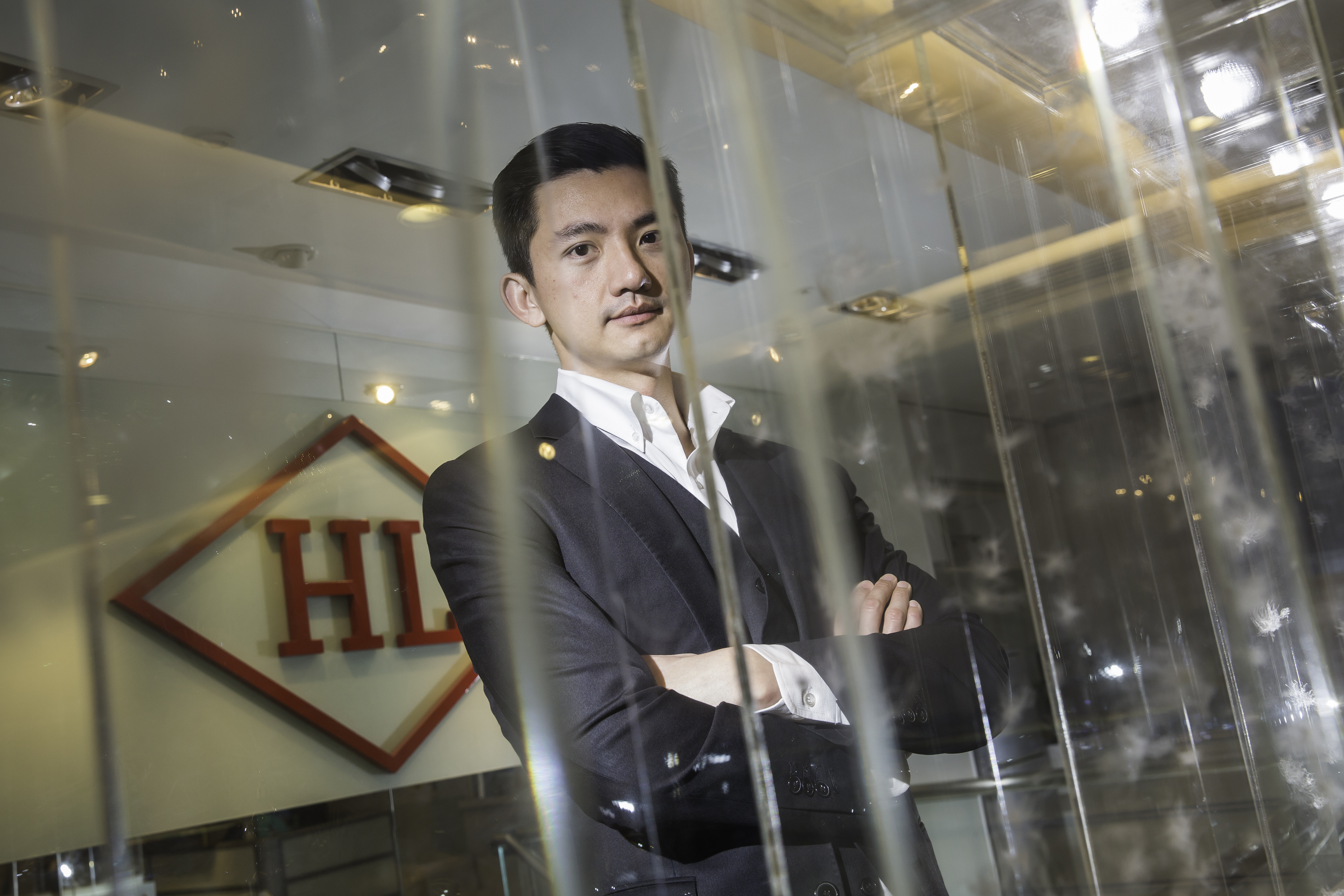 2003年合隆毛廠董事長陳彥誠進入合隆工作,先後到深圳、河南、黑龍江等地鍛鍊。