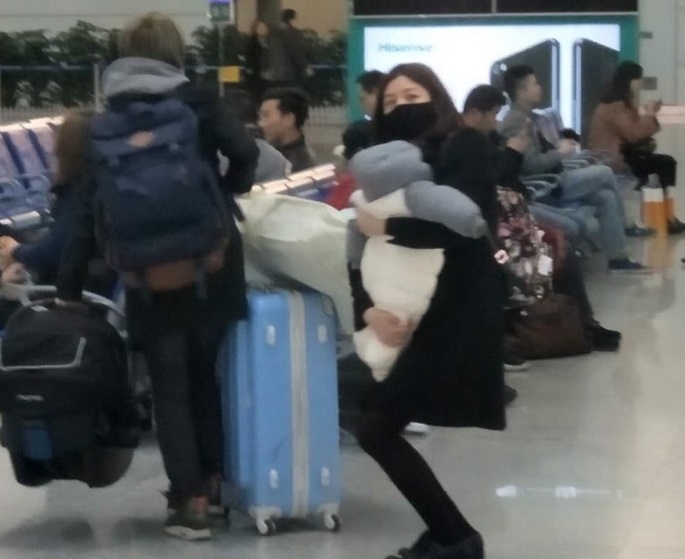 陳妍希抱著兒子小星星時，不但沒有護頸，而且抱得吃力。(翻攝微博)