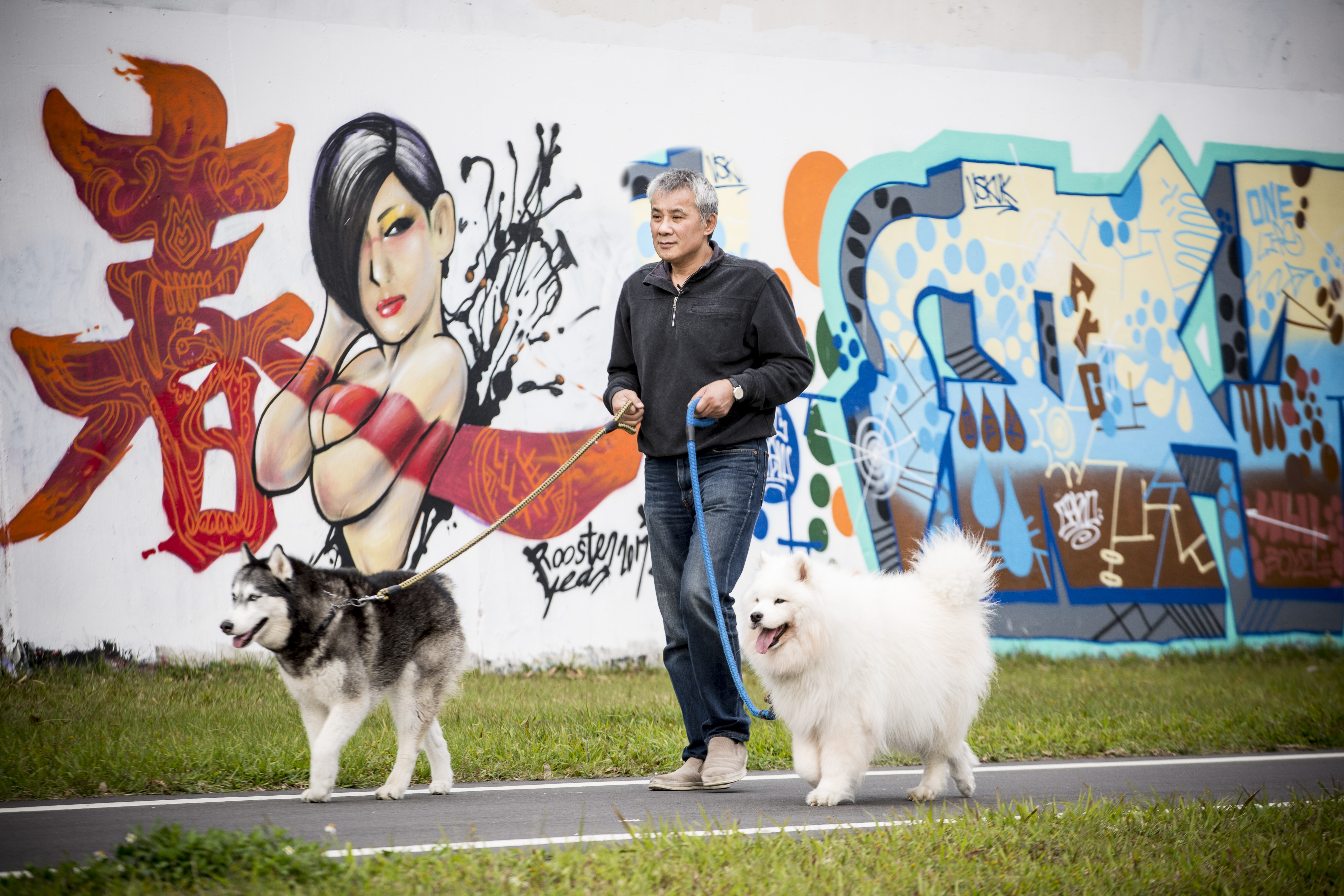 黑金城經常牽著「黑咪」（左）和「木蘭」（右）在河濱公園散步。