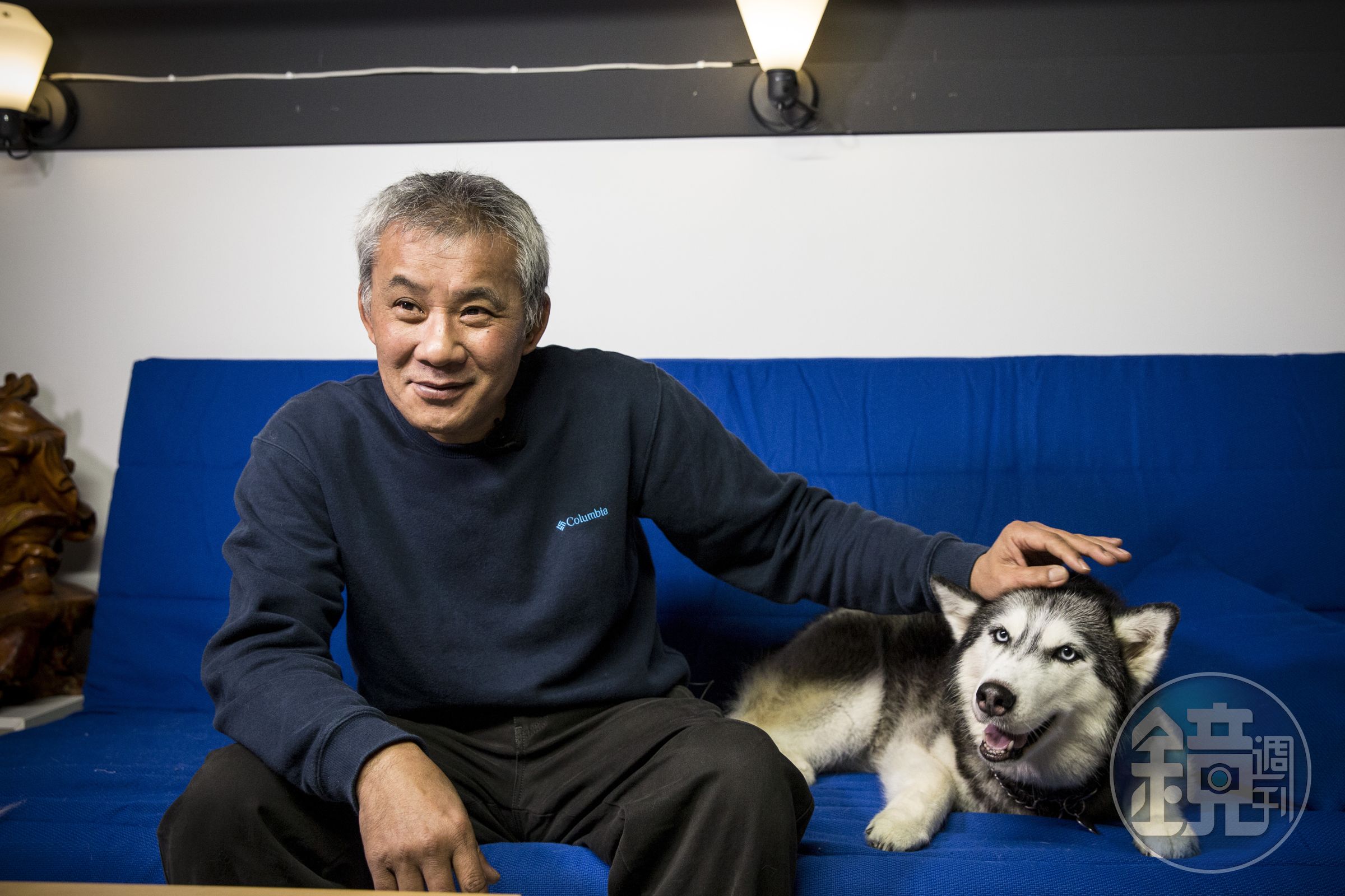 黑金城的愛犬「黑咪」總是很搶戲地爬上沙發，跟主人撒嬌。
