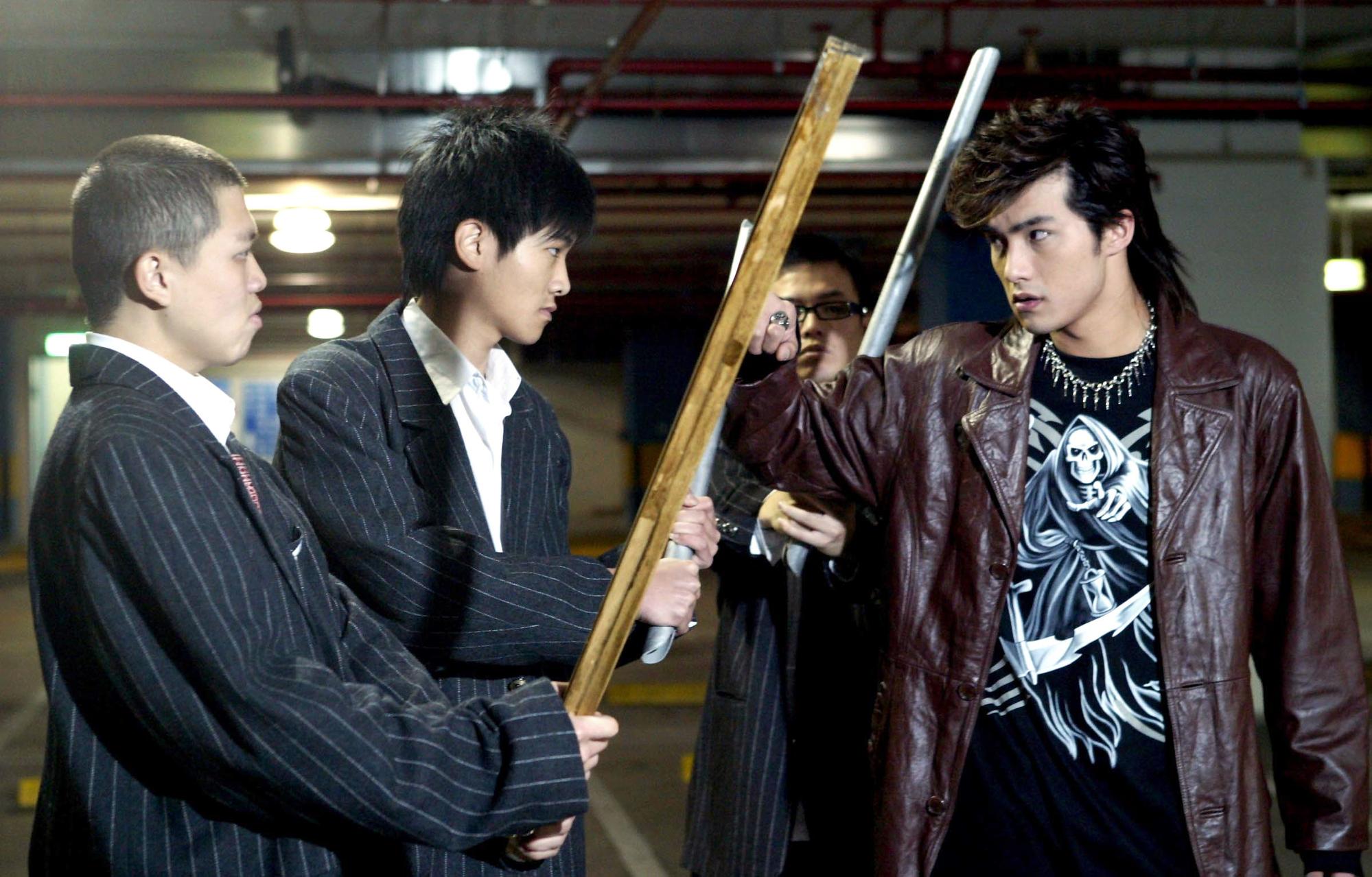 賀軍翔(右一)演出《惡魔在身邊》的髮型很有特色,年輕人爭相模仿。