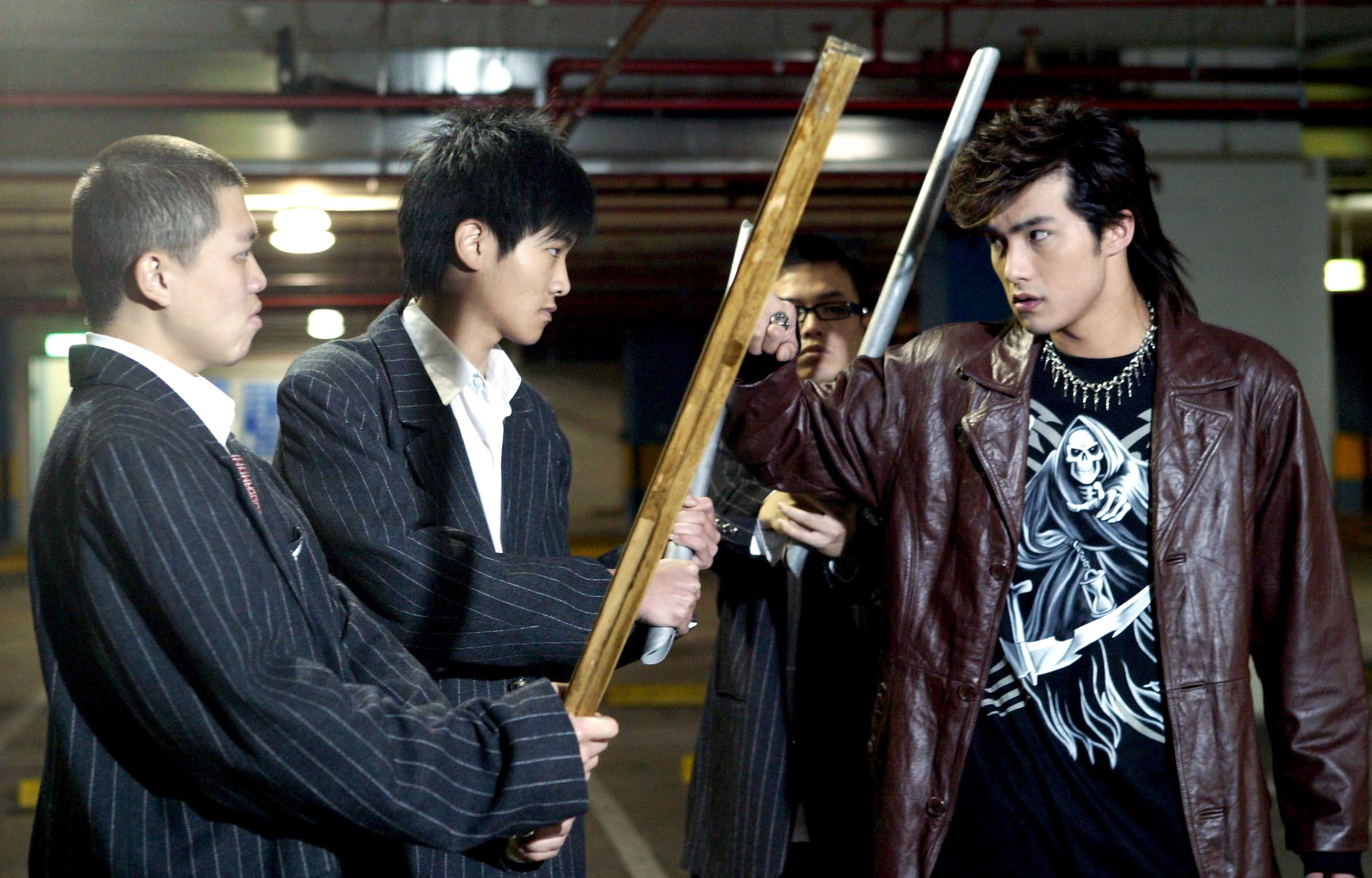 賀軍翔(右一)演出《惡魔在身邊》的髮型很有特色,年輕人爭相模仿。
