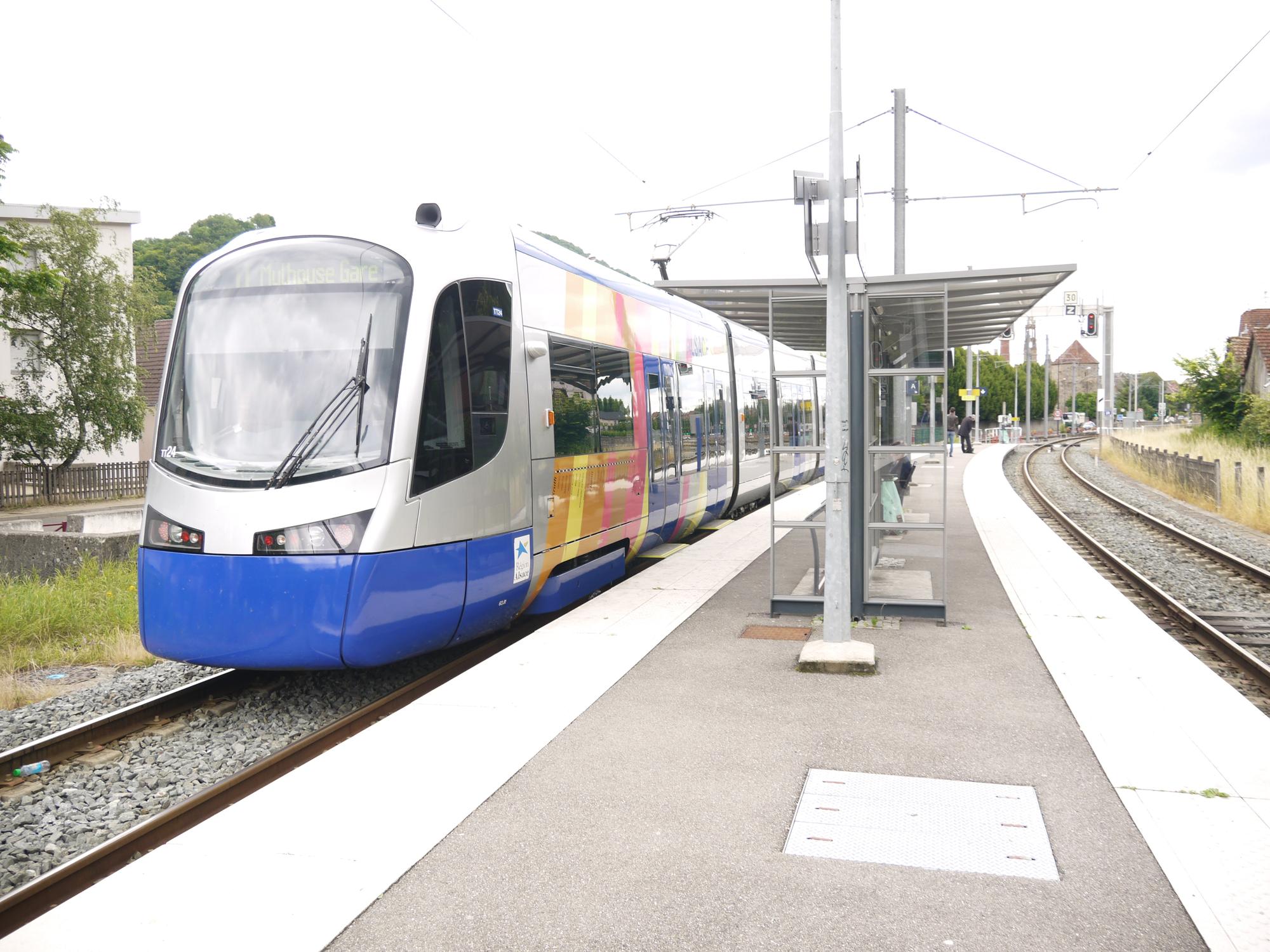 圖中是法國的Tram-Train輕軌系統可以行駛在鐵軌也能在路面軌道使用,對台灣來說將是首度引進。(鐵工局提供)
