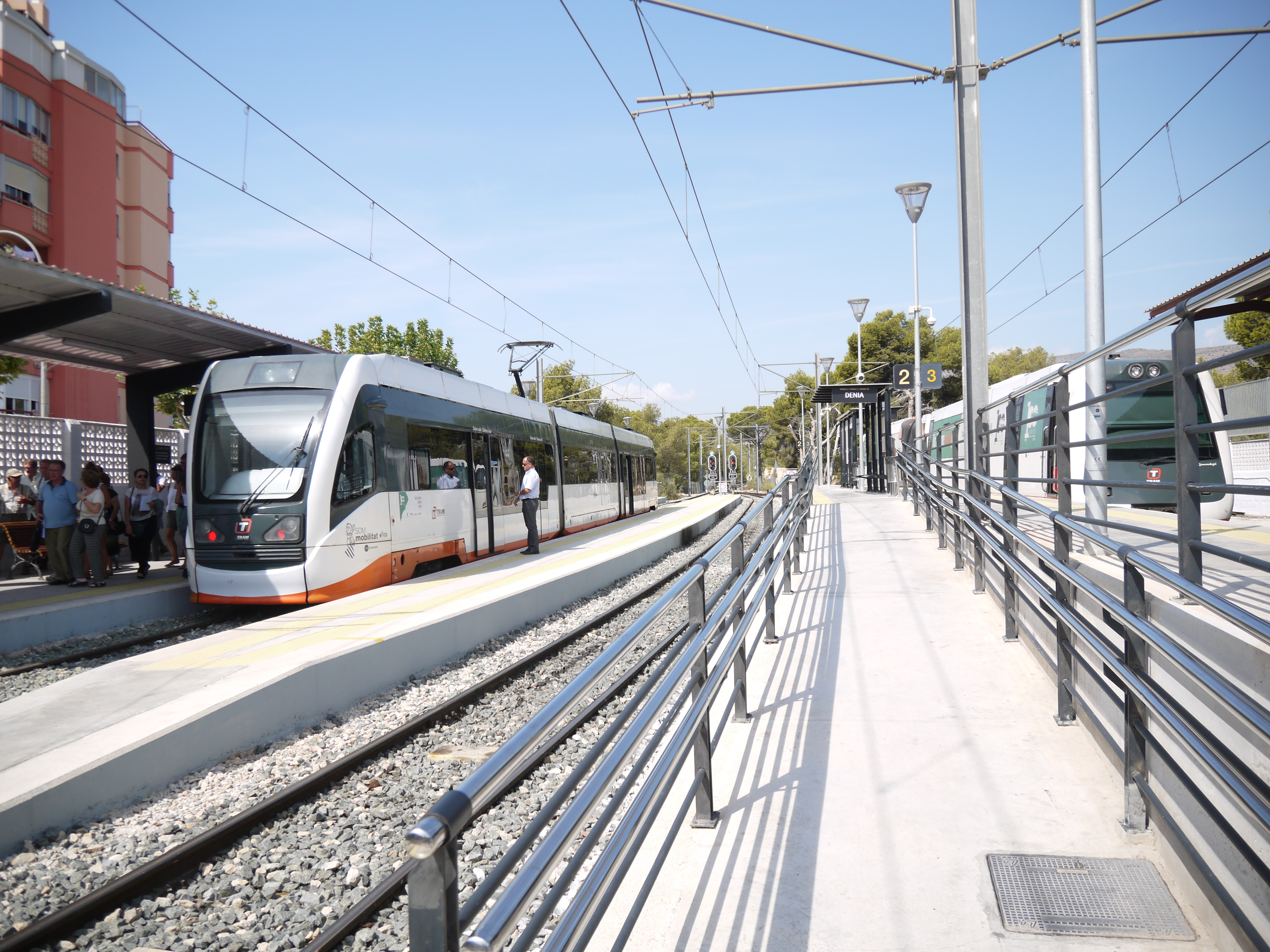 圖中是法國的Tram-Train輕軌系統可以行駛在鐵軌也能在路面軌道使用，對台灣來說將是首度引進。（鐵工局提供）