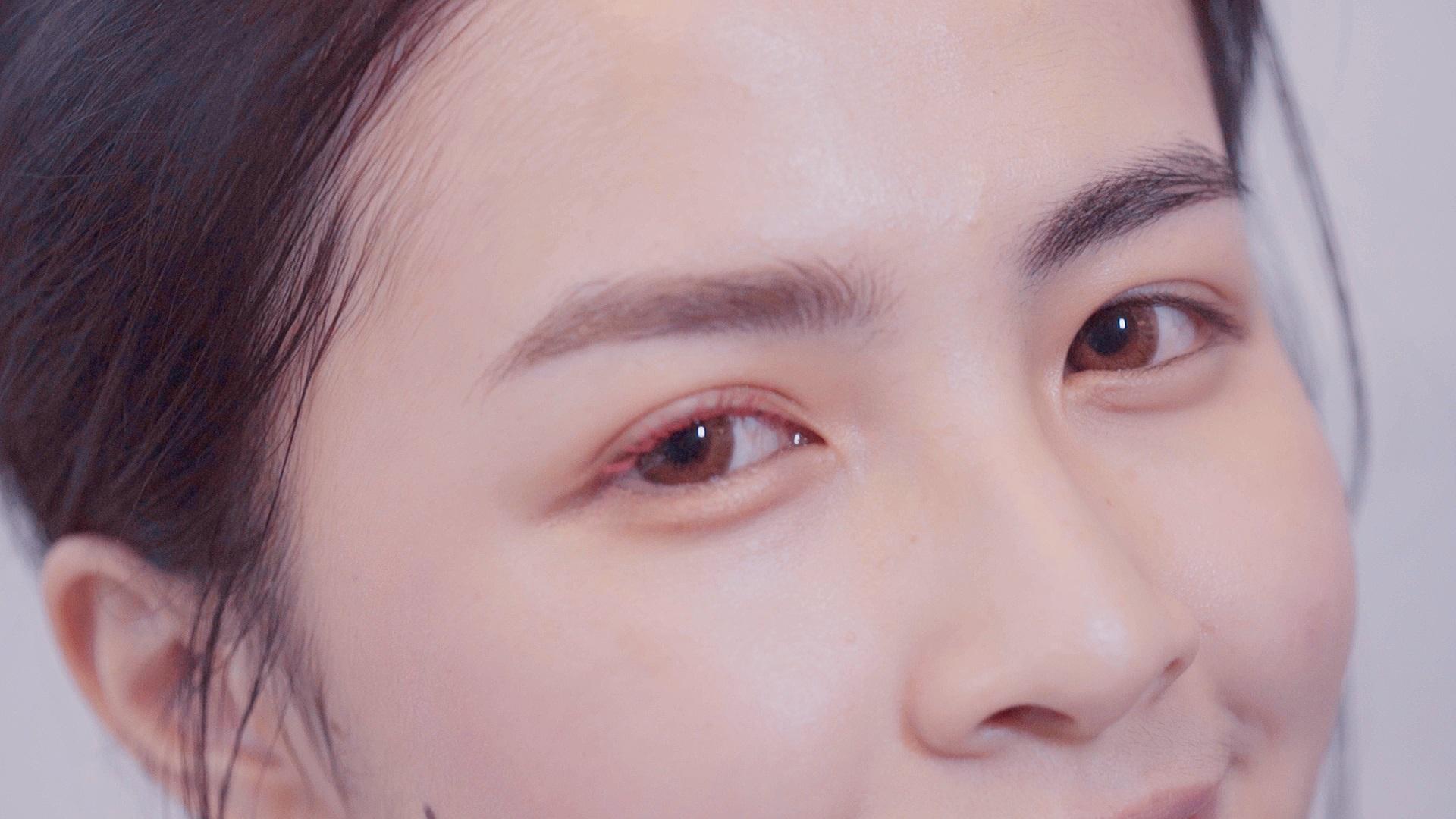 粉色彩色睫毛膏打造完美櫻花妝。