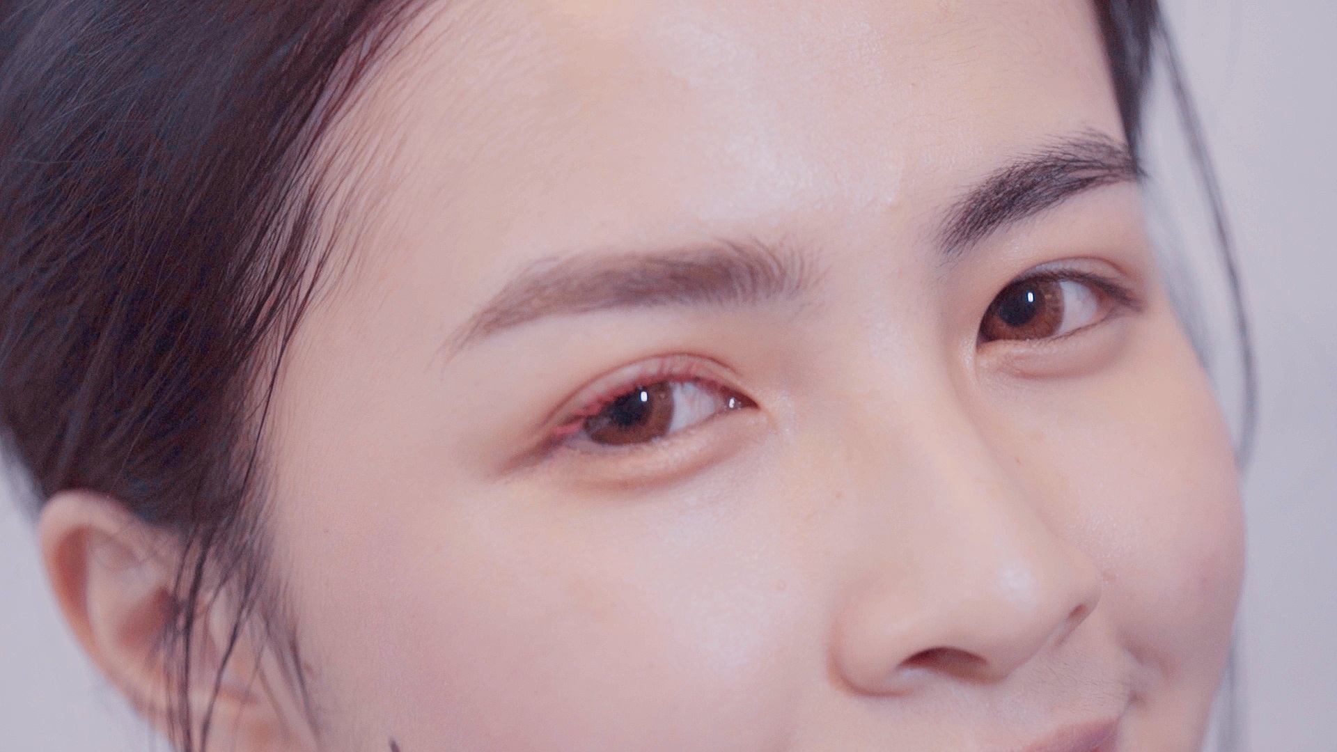 粉色彩色睫毛膏打造完美櫻花妝。