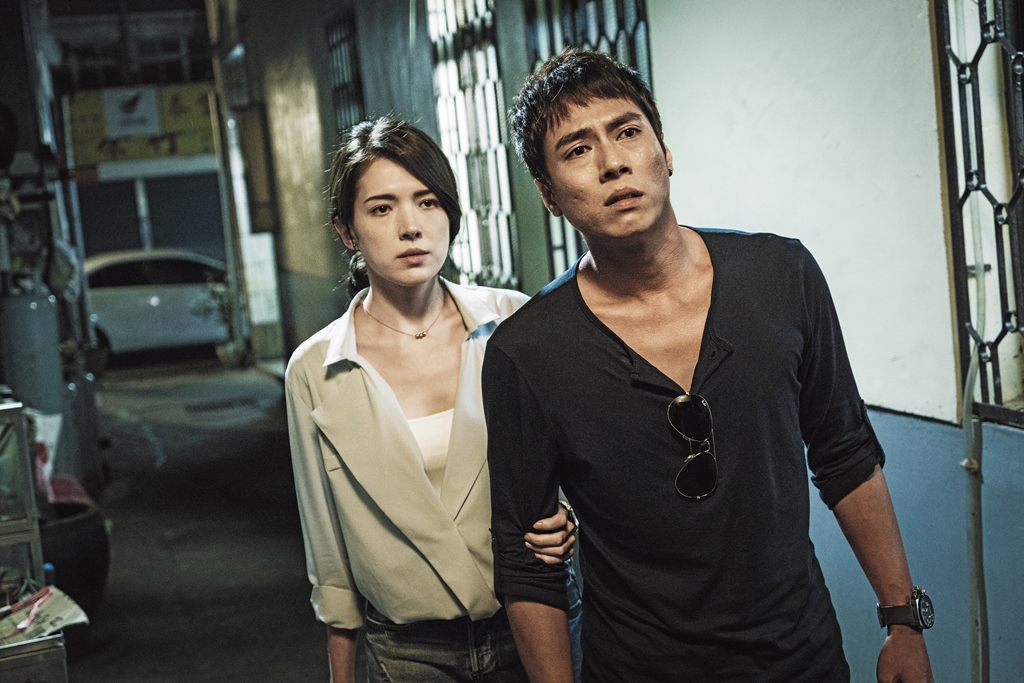許瑋甯（左）和莊凱勛主演《目擊者》試片後好評如潮，導演程偉豪受到投資商關注。