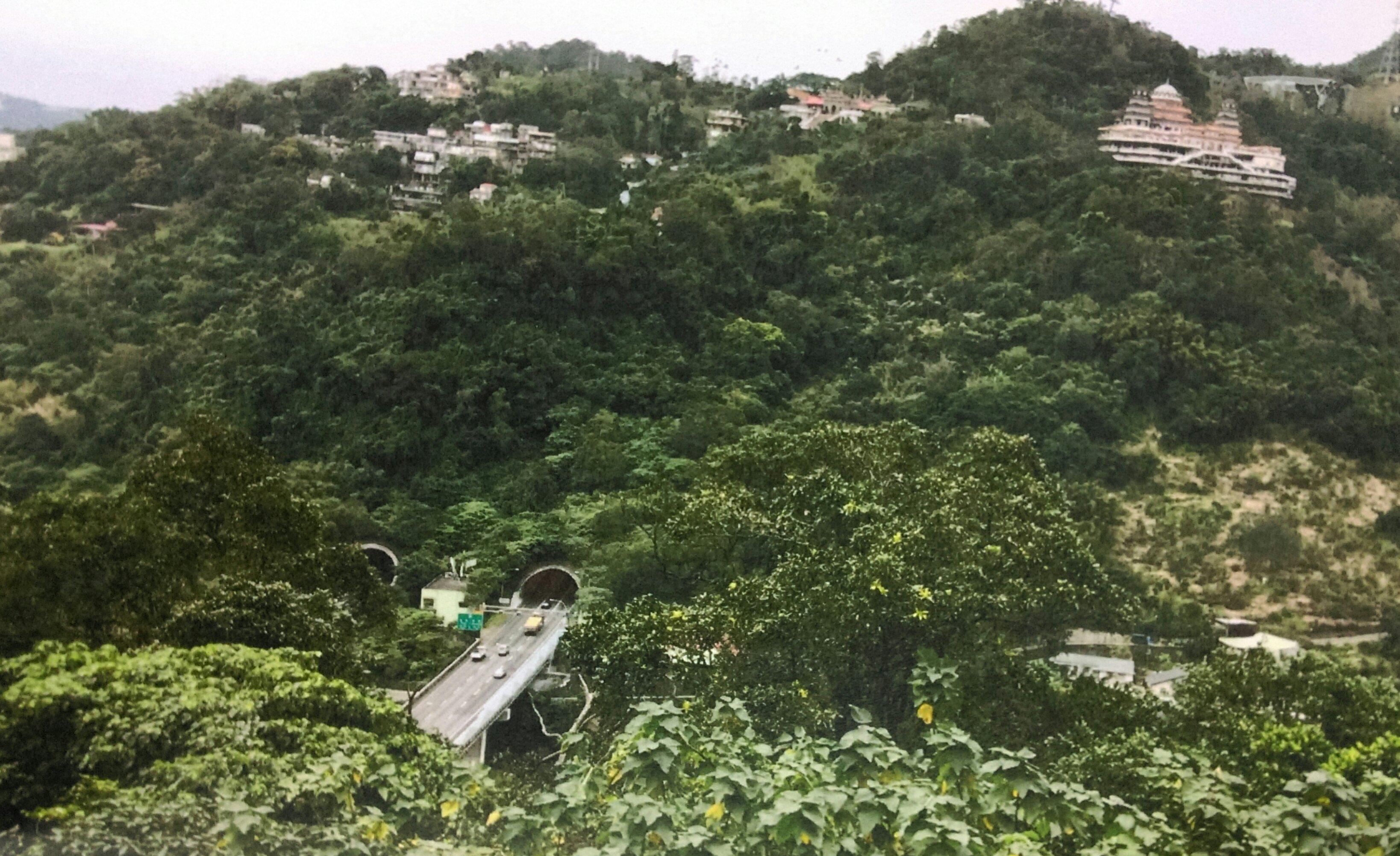 木柵指南宮（右上）原擬於圖左方興建靈骨塔，認為風水已遭下方木柵隧道破壞，要求政府徵收土地遭拒。