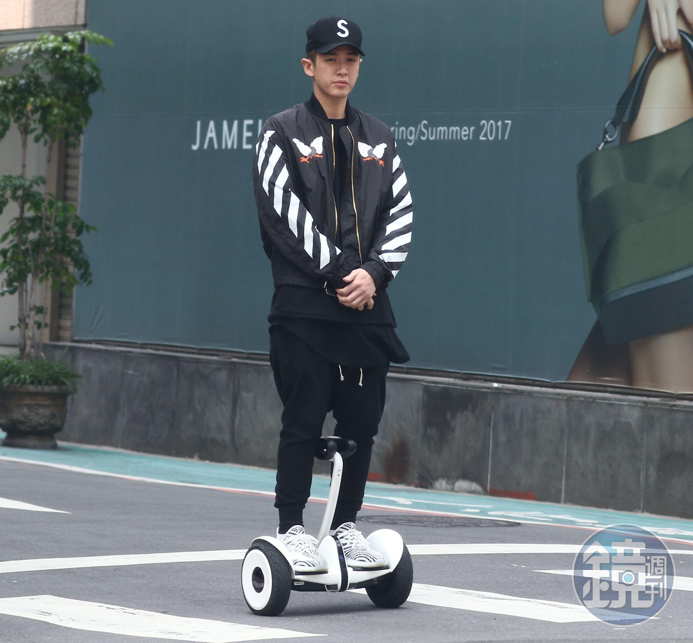柯震東最近有點閒，所以可以騎兩輪滿街跑。（攝影組）