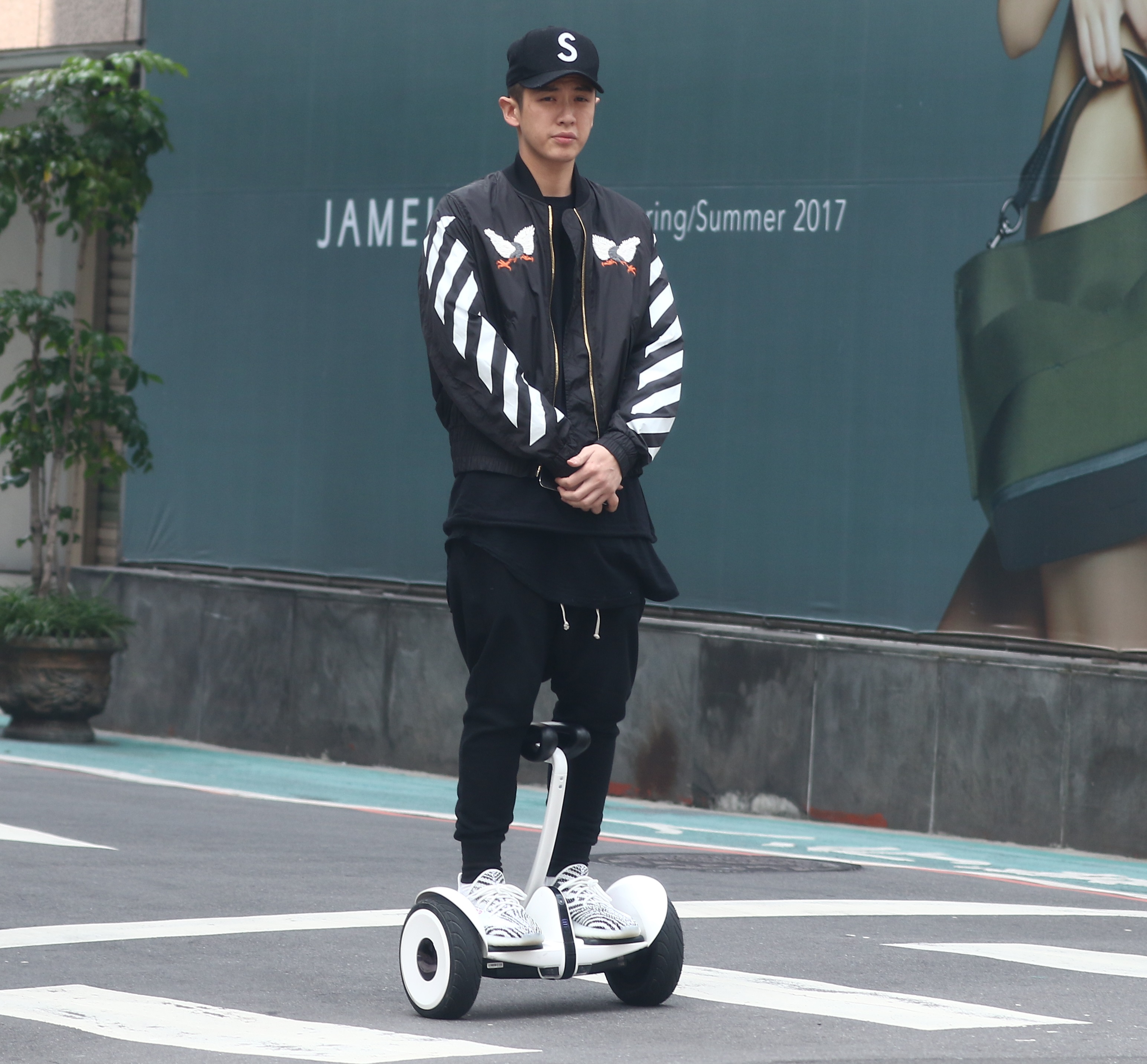 柯震東最近有點閒，所以可以騎兩輪滿街跑。（攝影組）