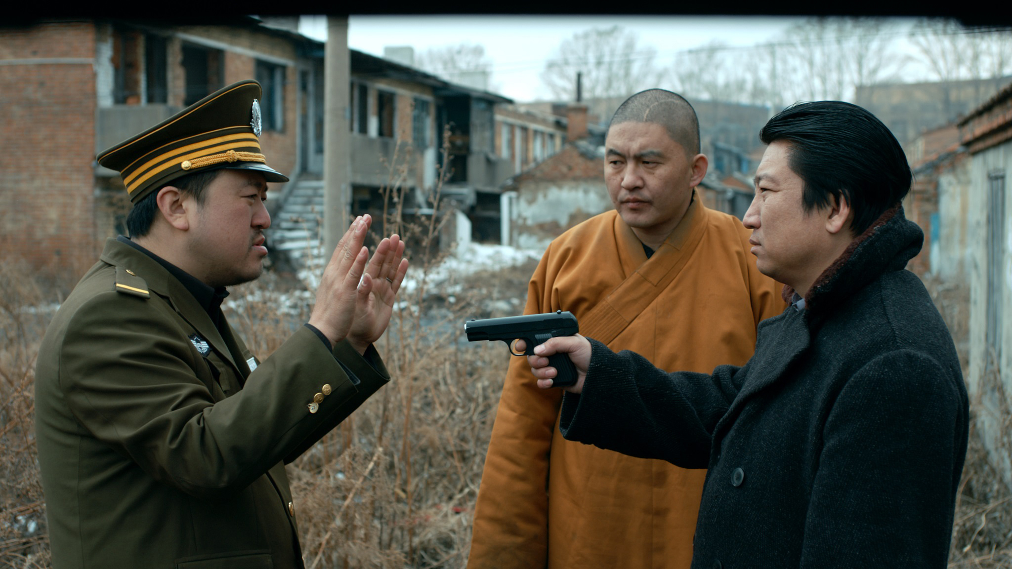張志勇（右）在《輕鬆+愉快》中與飾演警察的徐剛（左）有荒謬爆笑互動。