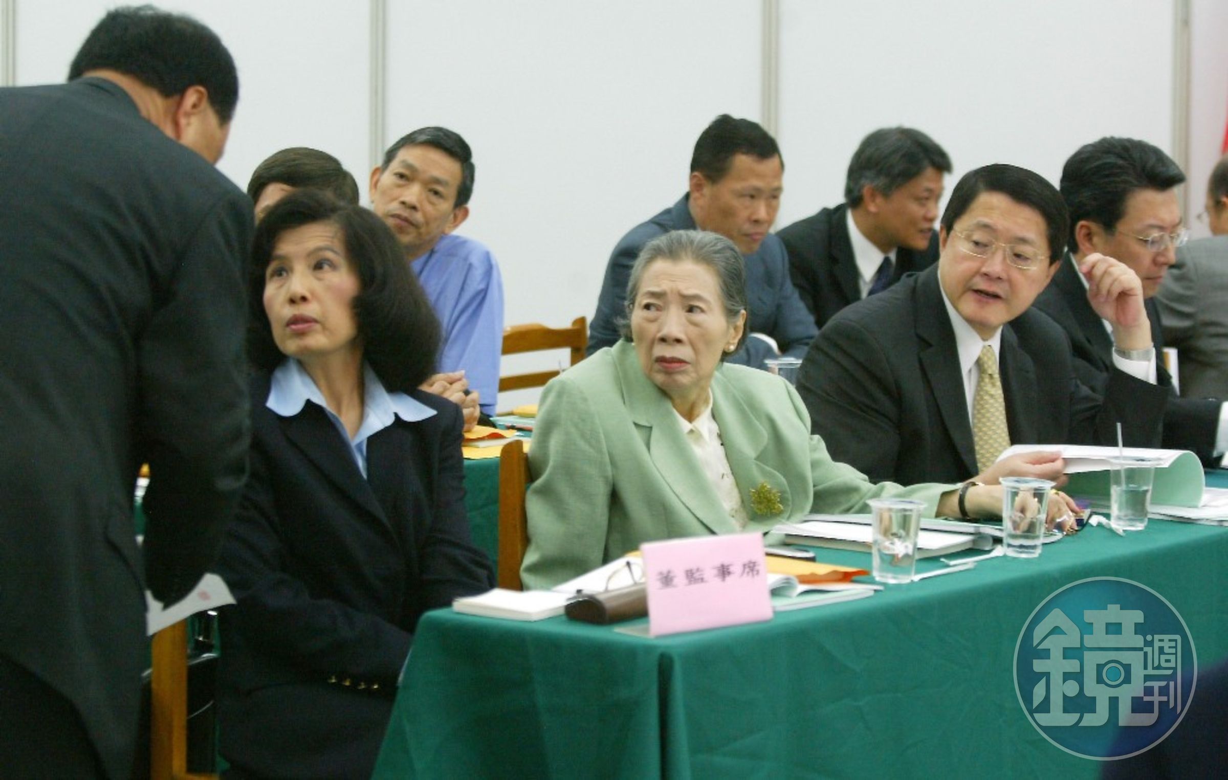 大同豪門家變，二房敗北黯然退出大同公司。圖為大同公司多年前進行股東常會並改選董監事的情形。林郭文艷（左起）、林陳秀鑾、林蔚東、林鎮弘。