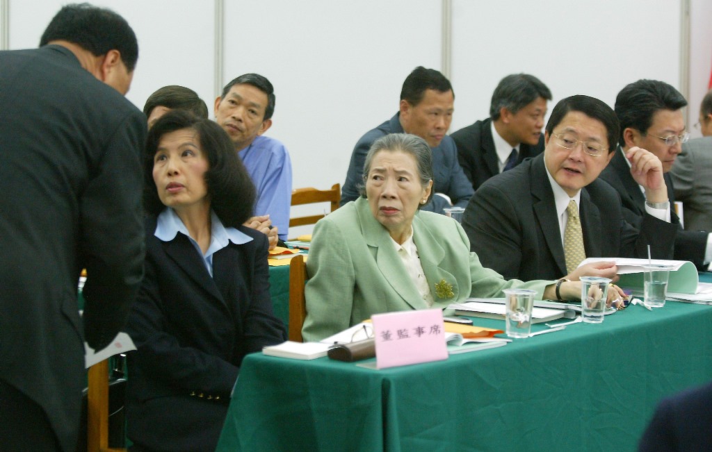 大同豪門家變，二房敗北黯然退出大同公司。圖為大同公司多年前進行股東常會並改選董監事的情形。林郭文艷（左起）、林陳秀鑾、林蔚東、林鎮弘。