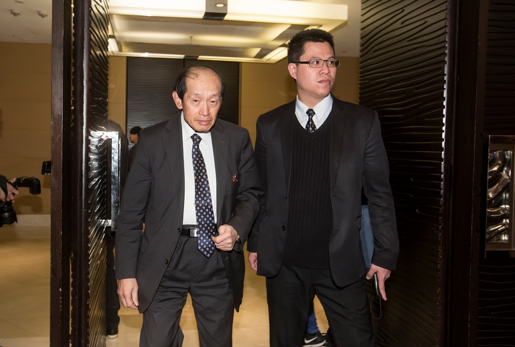 林蔚山（左）涉嫌掏空公司17億元，二審重判8年徒刑。