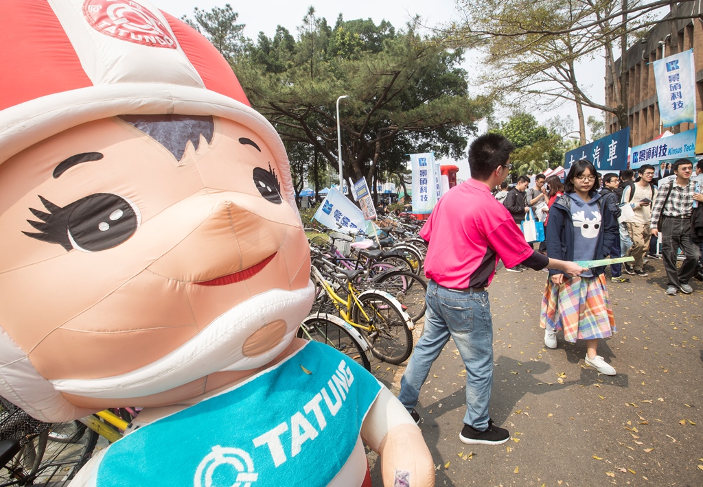 不少人收藏大同寶寶，擺在家中展示。圖為大型的充氣大同寶寶。