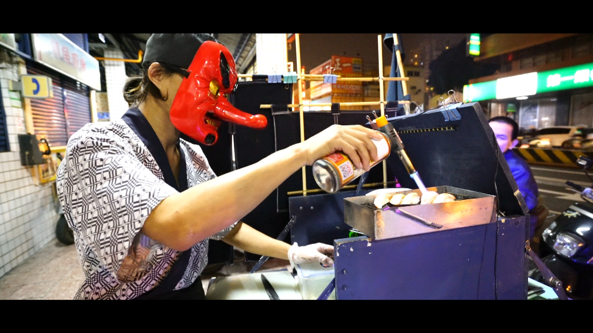 戴著面具工作是漂流者老闆白岳良的招牌特色之一。