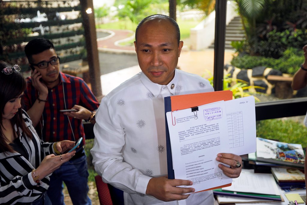 菲眾議阿列雅諾出示提請彈劾總統的文件。