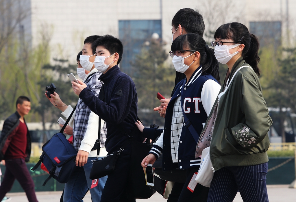 中國今冬霧霾不斷，天安門廣場上的遊客紛紛戴上口罩。