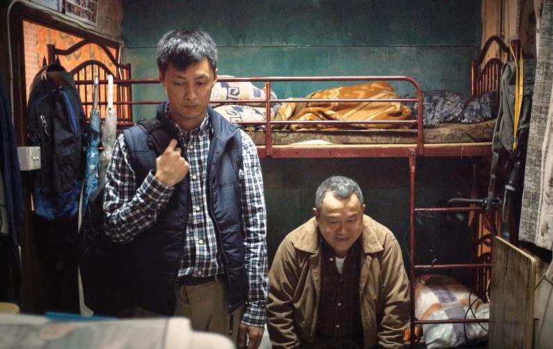 余文樂(左)、曾志偉在《一念無明》飾演疏離多年的父子,余文樂的悶鬱,與曾志偉身為父親的狼狽,相當動人。(甲上提供)