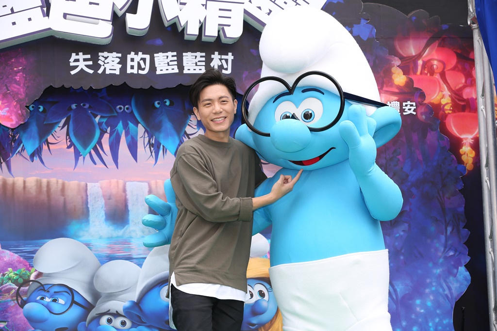 韋禮安與小聰明人偶合影。