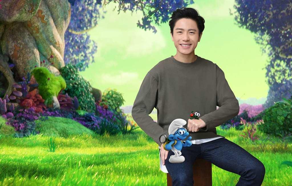 自認與小聰明個性很像的韋禮安，與小聰明一起遊戲動畫世界。（索尼提供）