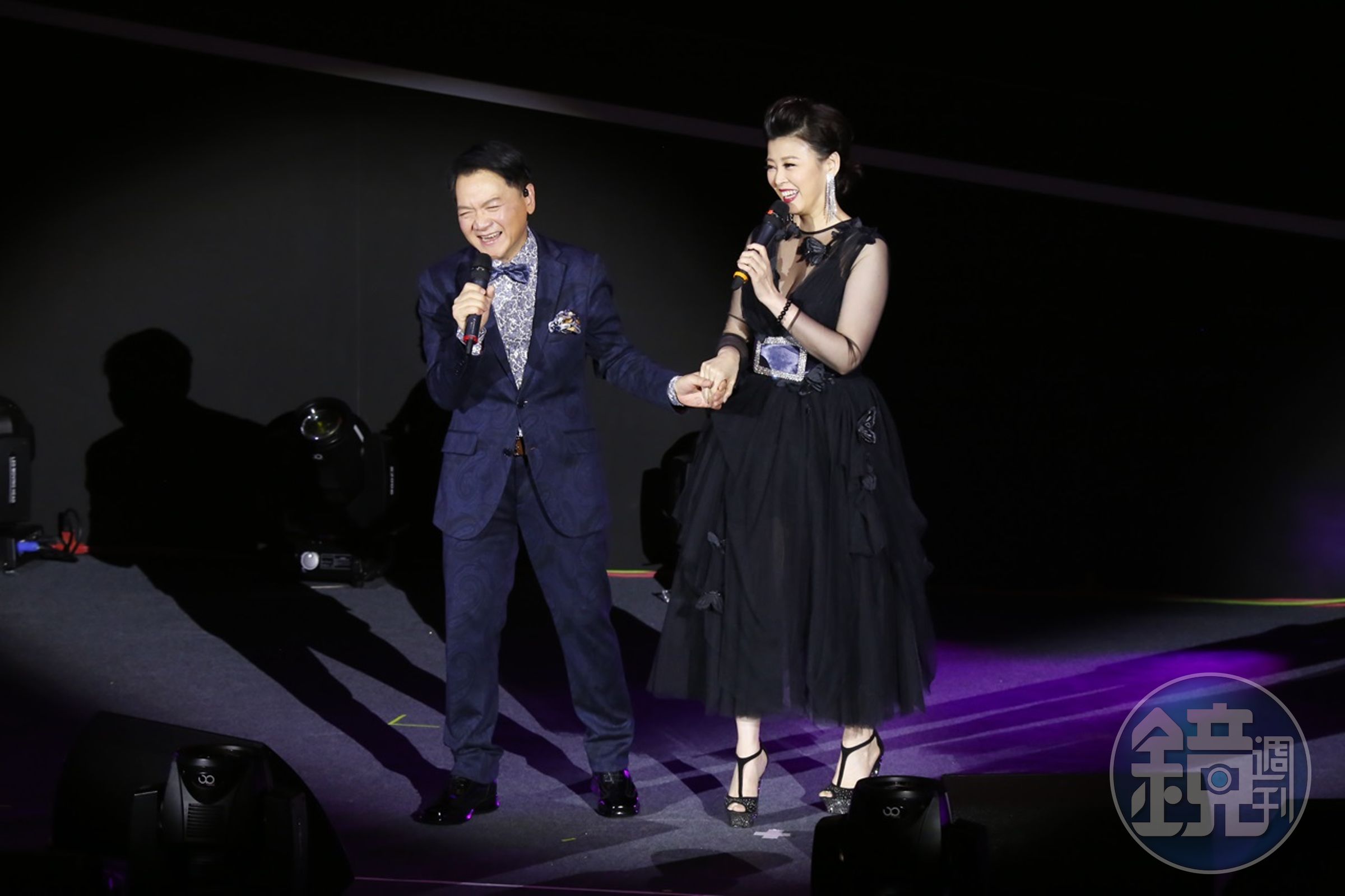 方馨（右）難得表現歌喉，與葉啟田對唱〈愛情限時批〉。